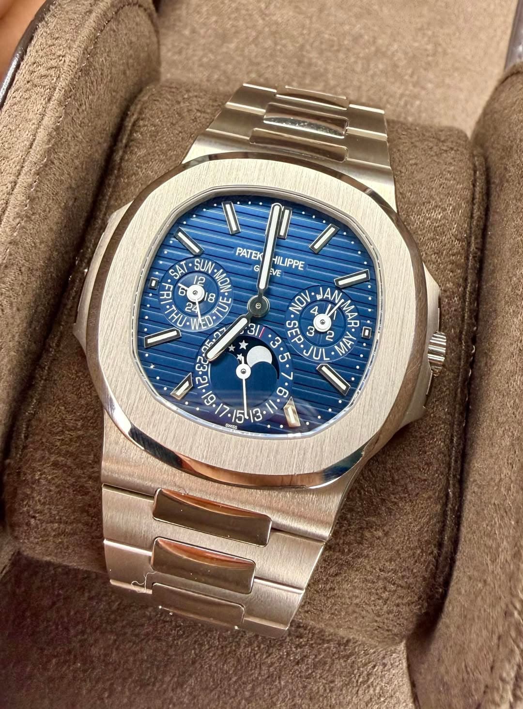 May be an image of wrist watch and text that says 'PATEK HILIPPE SAT SUN 8 MON EVE P FRI-TH oy 24 UE NOV 31/ MAR 巨 05፡ጋ 3. ی EP.JUY JUL MAY 12.2 ع د في و D. የለጋሽ /513'