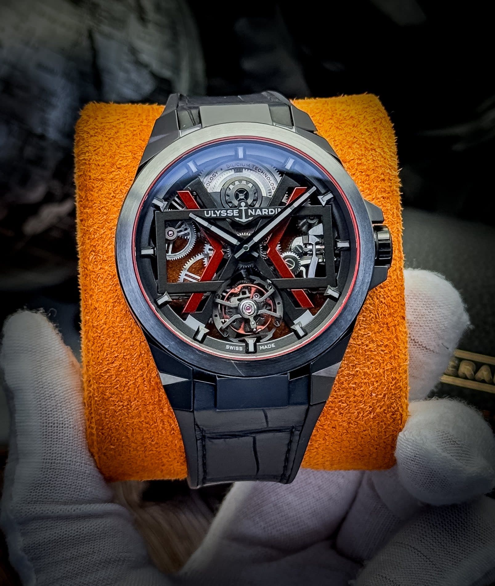 May be an image of wrist watch and text that says 'I SCHN NOL ULYSSETNARDI ULYSSE NARDIP い JAG SWISS MADE'