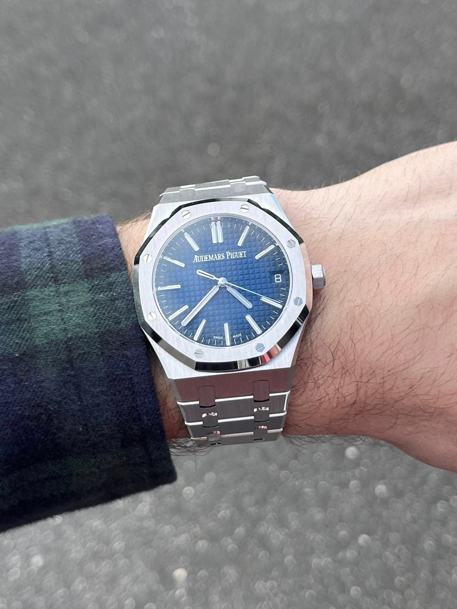 May be an image of wrist watch and text that says '- = AUTEMARS PIGUET 0 FE3'