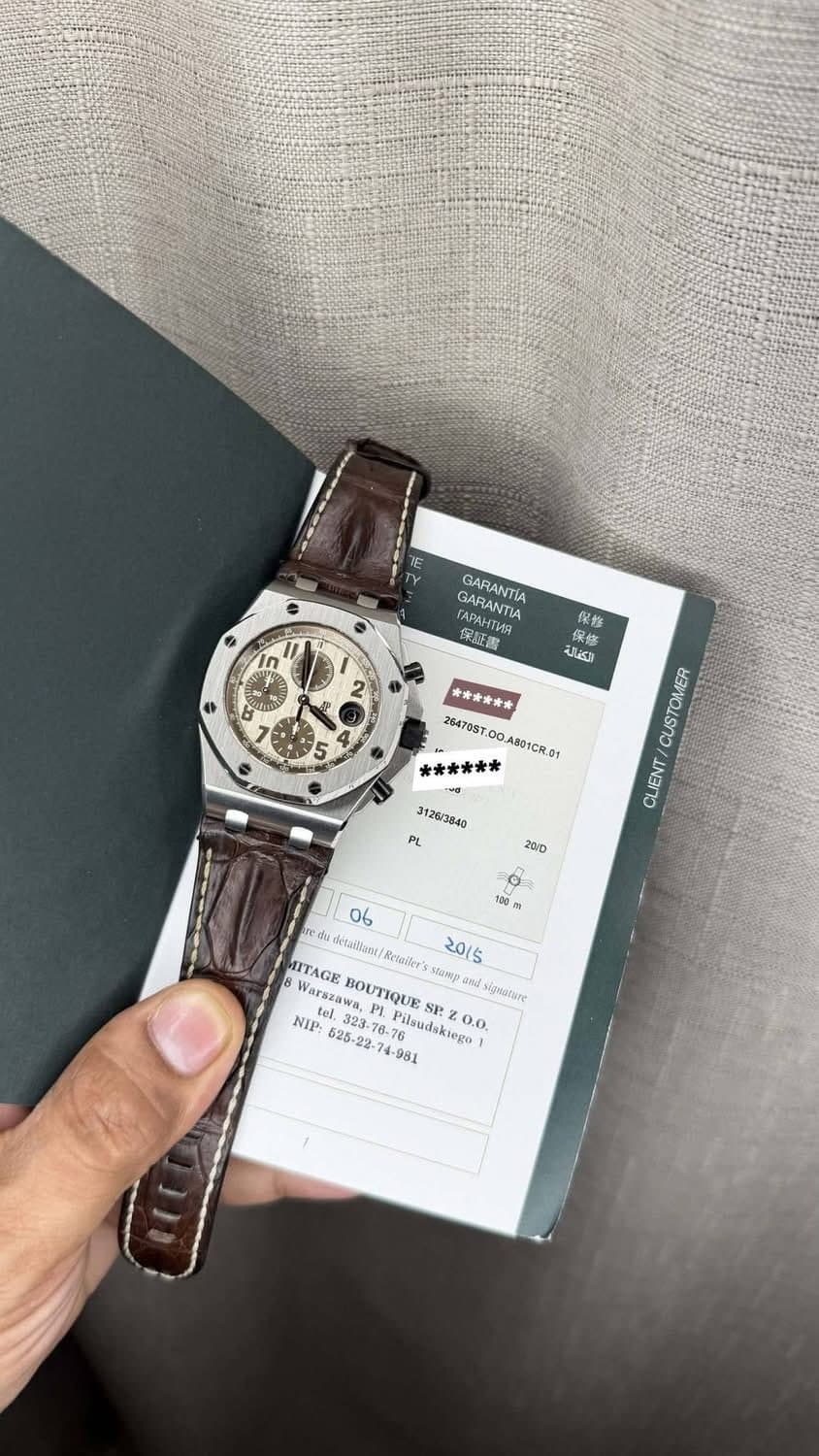 May be an image of wrist watch and text that says 'I CARALITUR 促紅重 録証書 GARANTIA GARANTIA 保格 保体 P女 الكاية 2 5 会会會 26470ST 0.A801CR.01 未米**** 3126/3840 . PL CUSTOMER CLIENT 20/0…