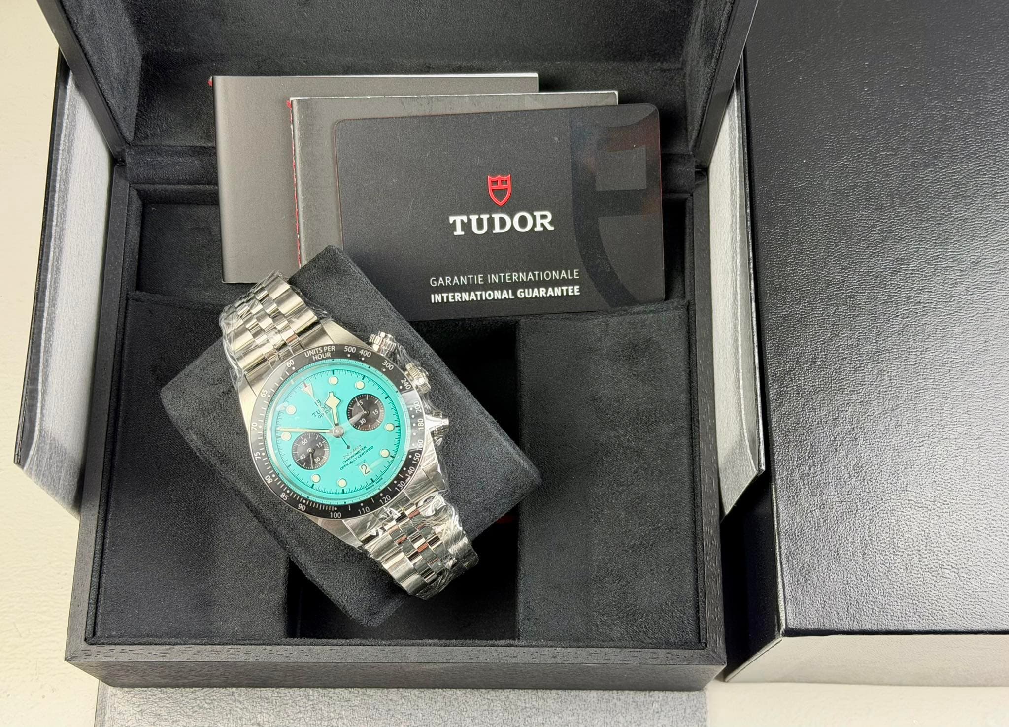 May be an image of digital watch and text that says 'TUDOR GARANTIE GARANTIEINTERNATIONALE INTERNATIONALE INTERNATIONAL INTERNATIONALGUARANTEE GUARANTEE L9 النه и د'