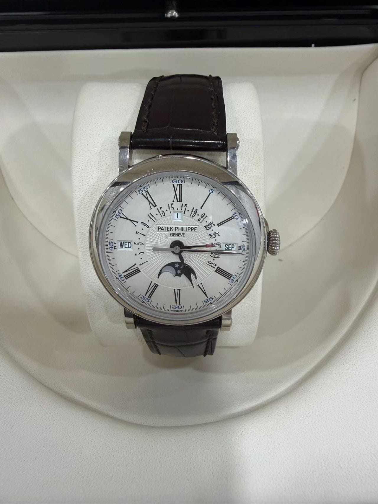 May be an image of wrist watch and text that says 'G0 XII ها ن PATEK PHI PHILI IPPE GENEVE 디스 WED ب vo دید SEP बर シ 220 I'