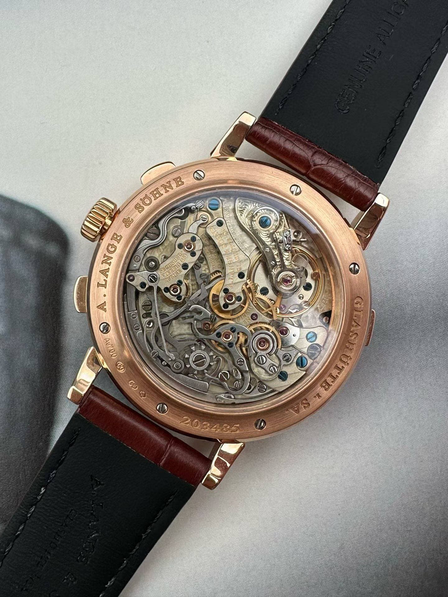 May be an image of wrist watch and text that says 'SOUNE D S S LANGE A O 00까 GV 0D 0 203485 VSTELLO TLL'
