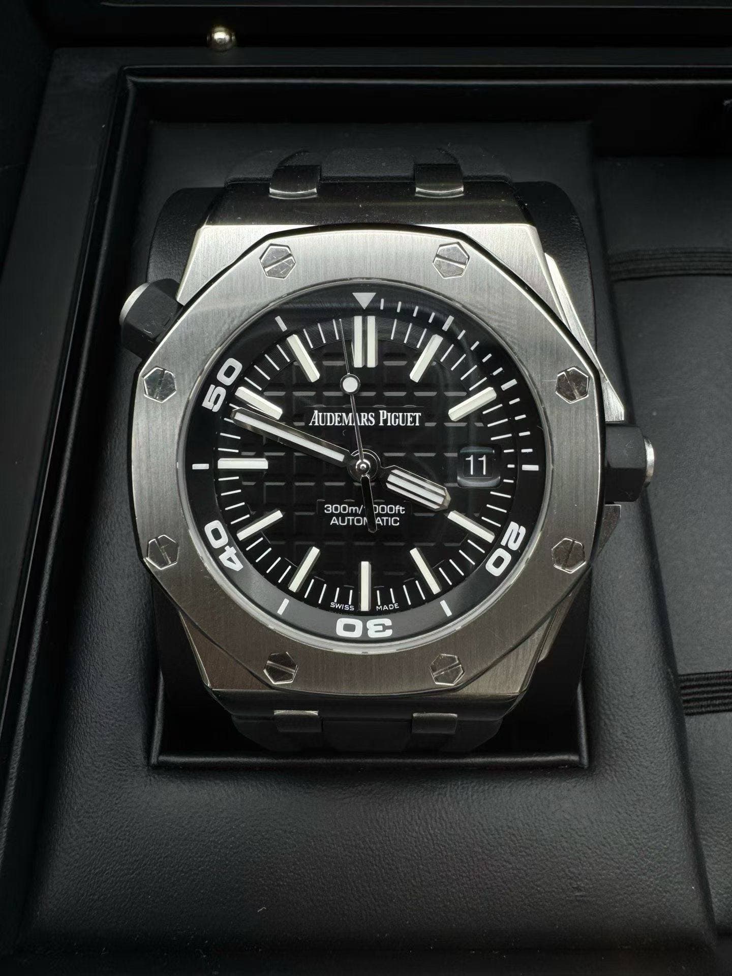 May be an image of wrist watch and text that says 'AUDEMARS AUDEMARSPIGUET PIGUET 11 300ml DOOft AUTON ATIC 40 M WISh Οε 网茶 m'