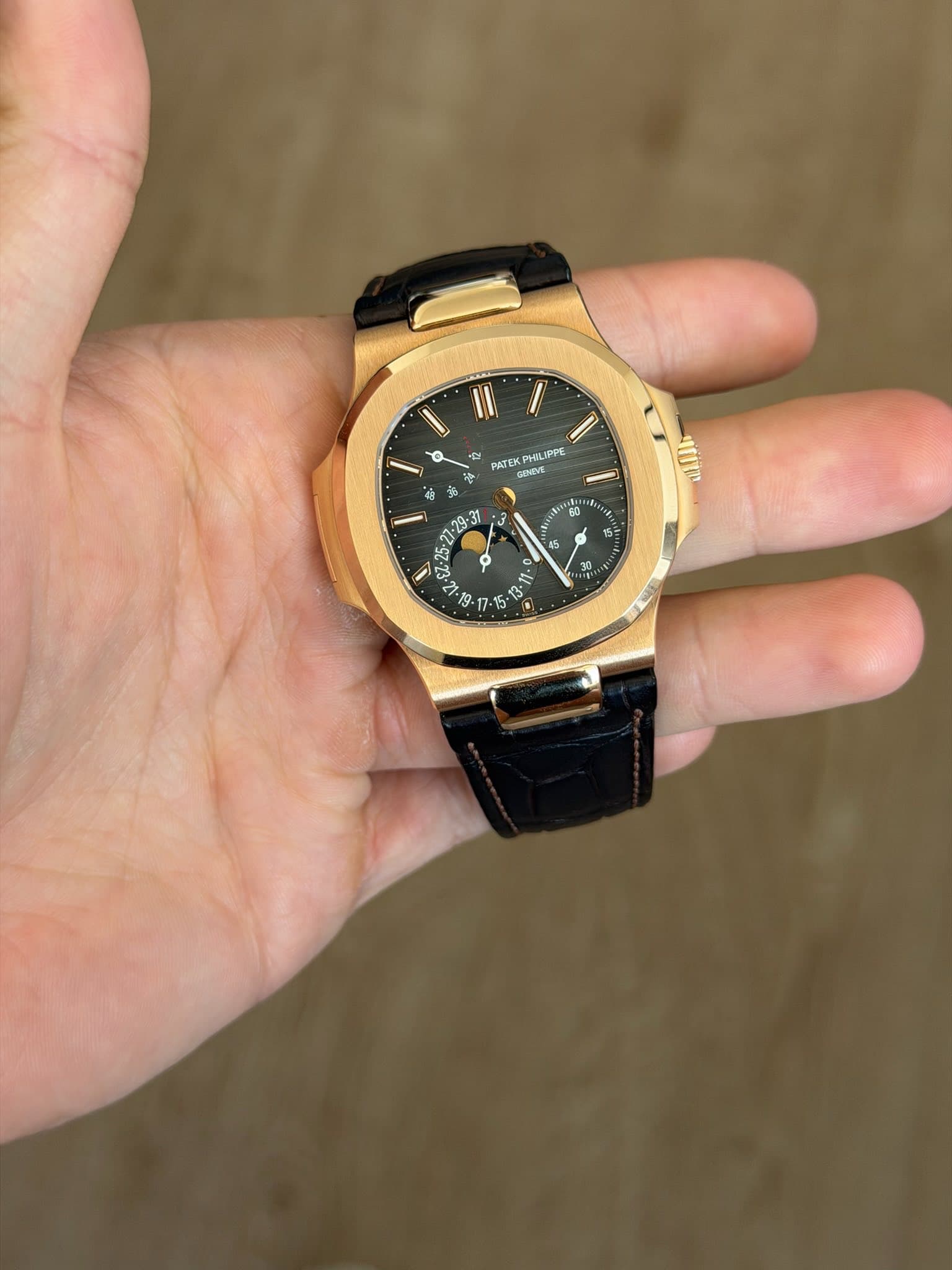 May be an image of wrist watch and text that says '1I 숯 4 PATEK EKPHILIPPE HILI LIPPE GENEVE م ዛ 18주11 45 + ='