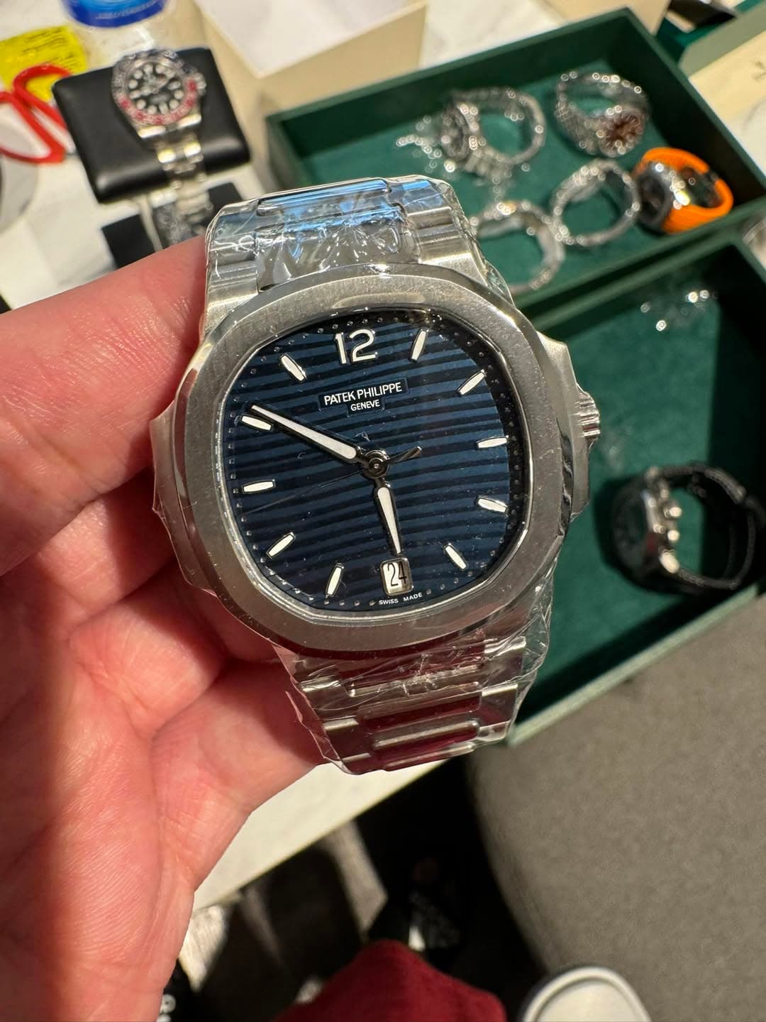 May be an image of wrist watch and text that says 'O G GBD DAT O 00 12 I PATEKPHIL_IPPE PHIIP HIIPPE PATEK GENEVE NEVE NeV 2 mRS สง MADk'