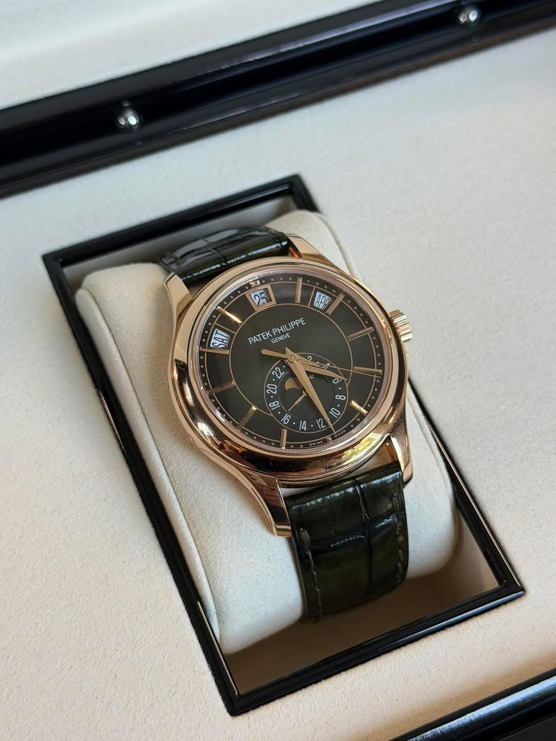 May be an image of wrist watch and text that says '25 ក្ុំង PHILIPPE PATEK PATEKPHILIPPE ENEVE 2 27 ထ0 16 au ထ 2 2 ٧'