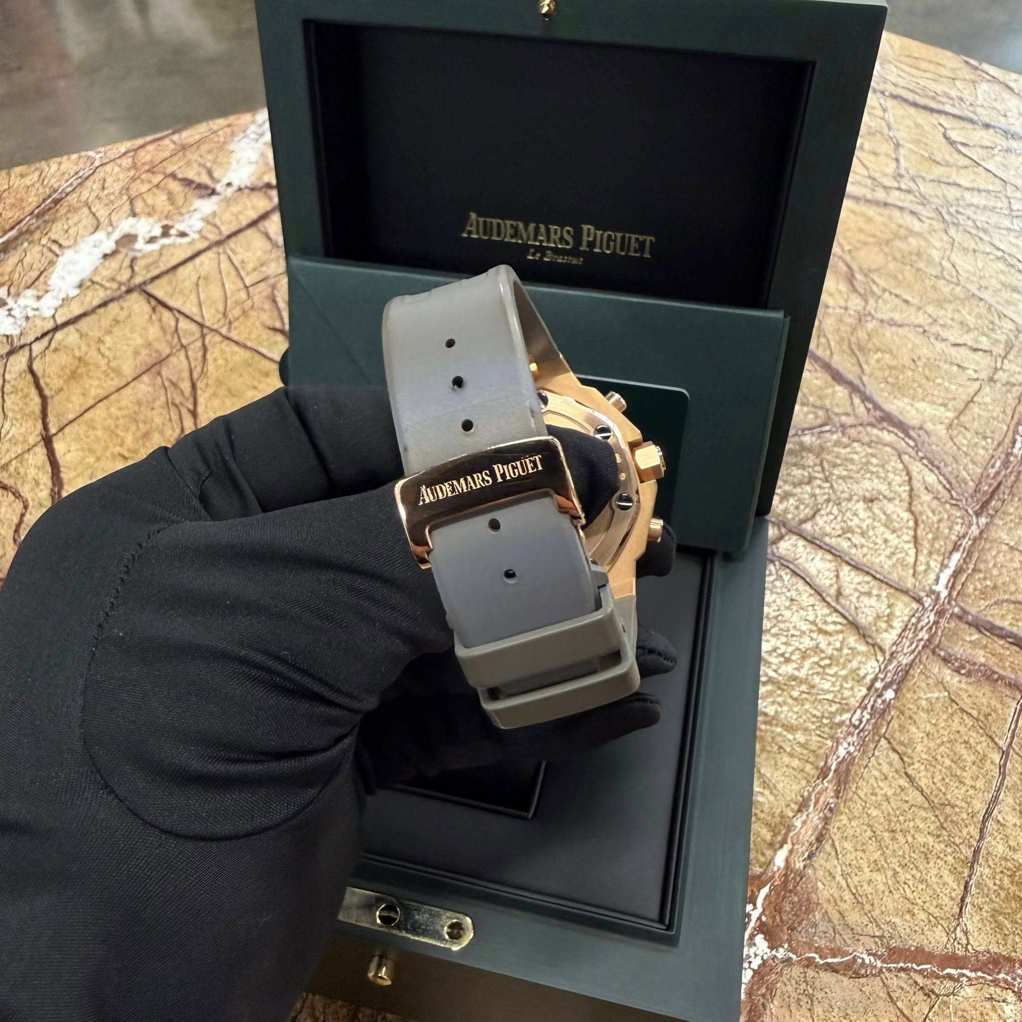 May be an image of wrist watch and text that says 'AUDEMARS AUDEMARSPIGUET PIGUET'