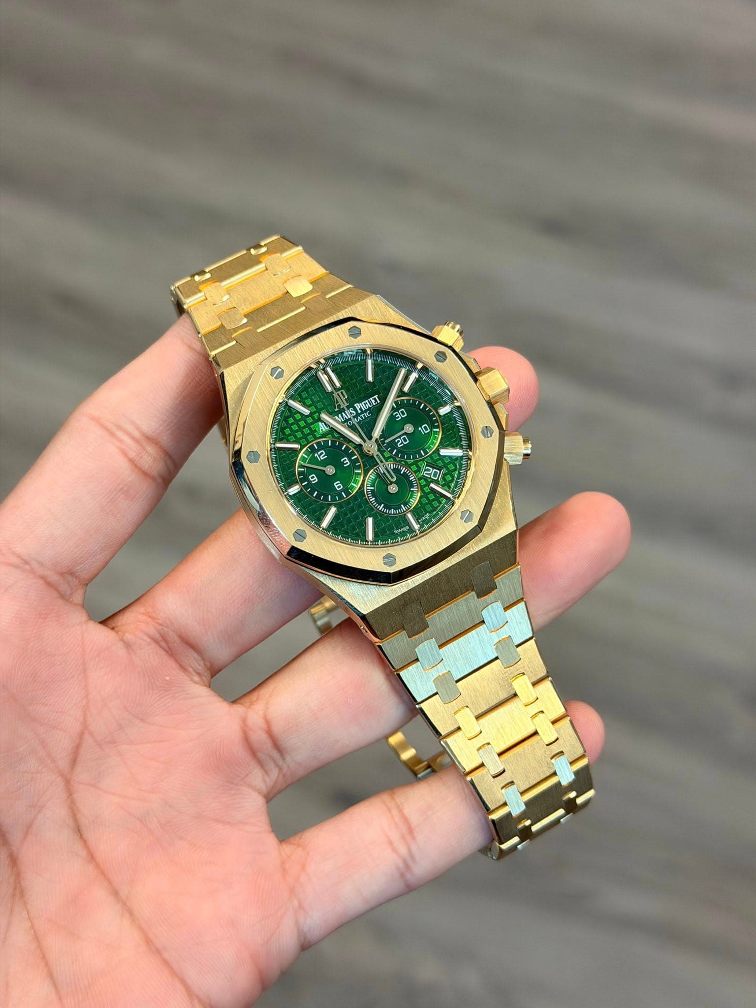 May be an image of wrist watch and text that says 'I1 POLET MAES 0 0 ل / 3'