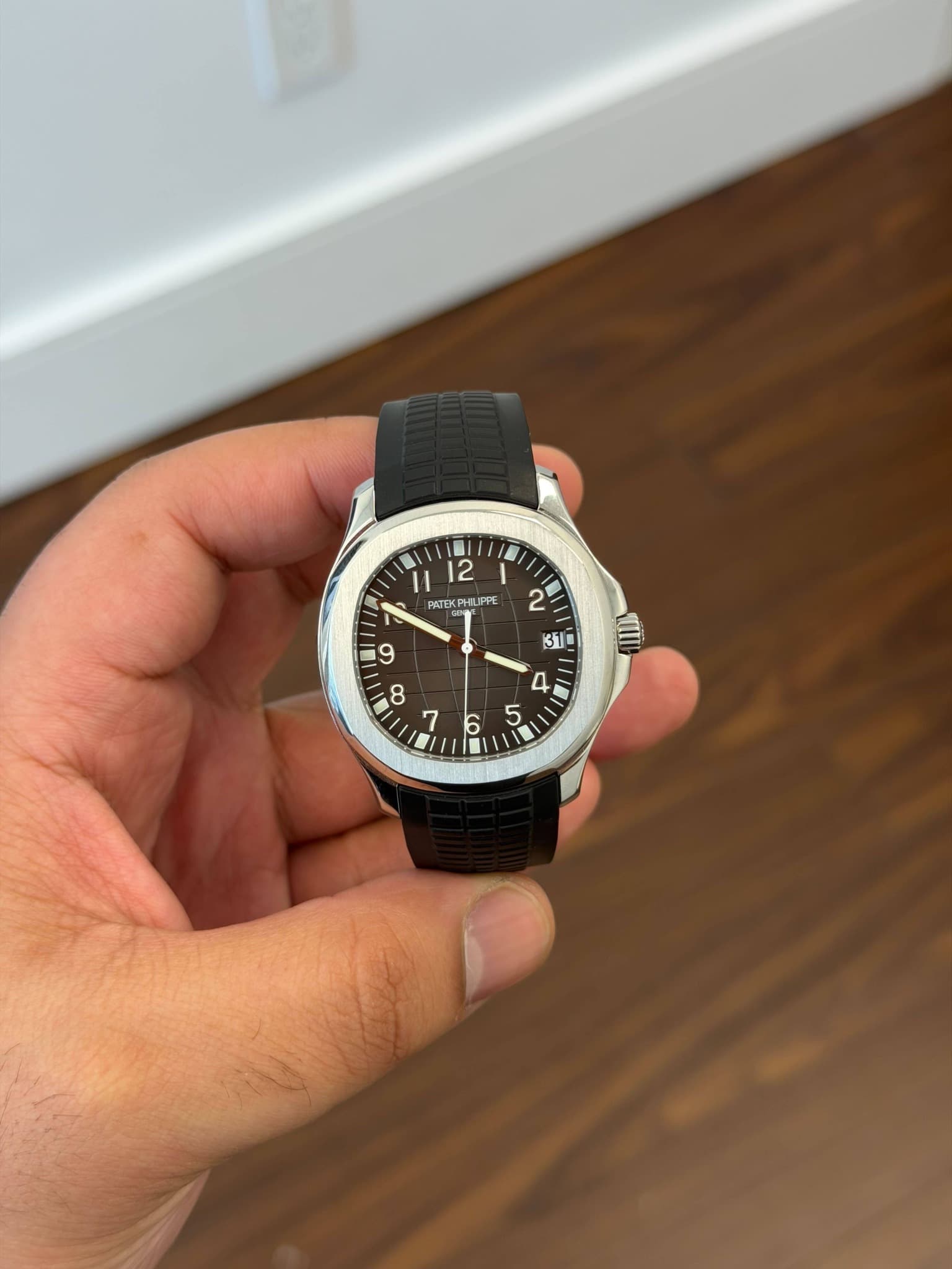 May be an image of digital watch and text that says 'II 12 PATE PATEKPHILIPPE PHILIPP 2 9 9 31 cece '