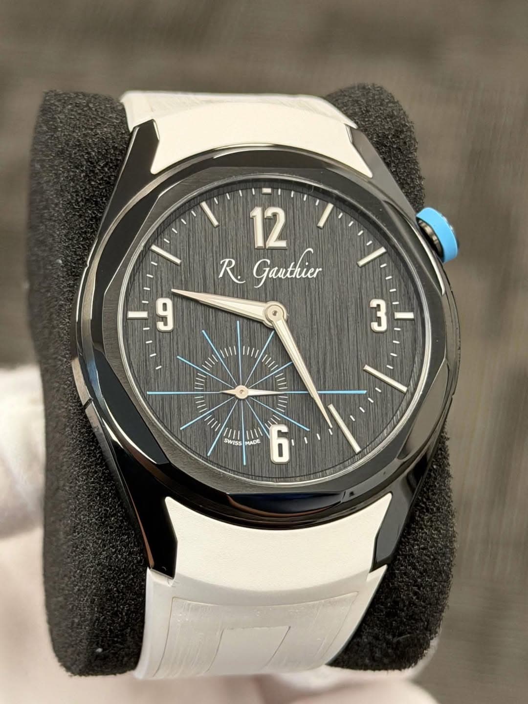 May be an image of wrist watch and text that says '12 R. Gauthier 9 III 3 11 SWISS MADE ΠΑ 1 6 MADE'