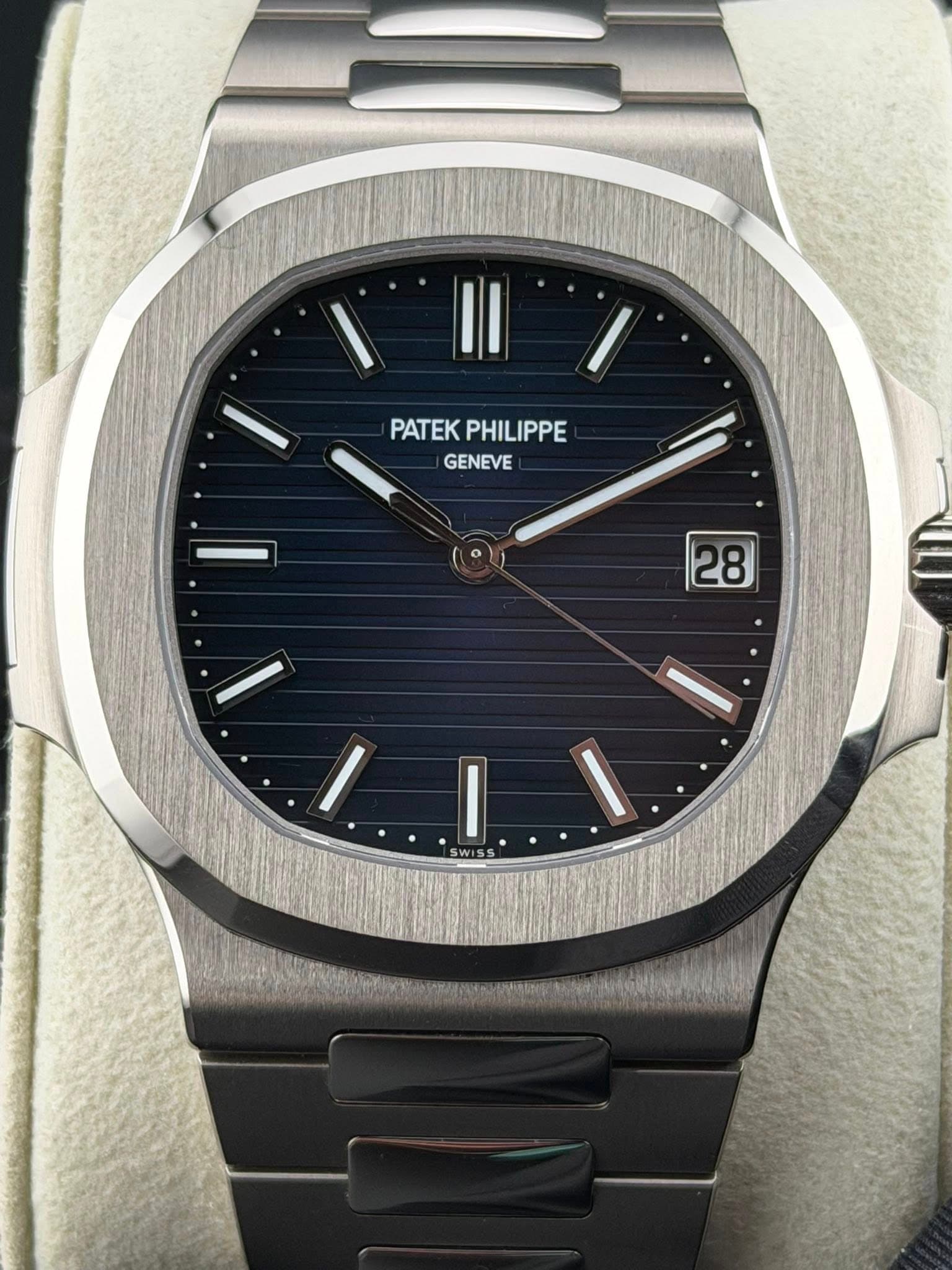 May be an image of wrist watch and text that says 'PATEKPHILIPPE PATEK PHILIPPE GENEVE 28'
