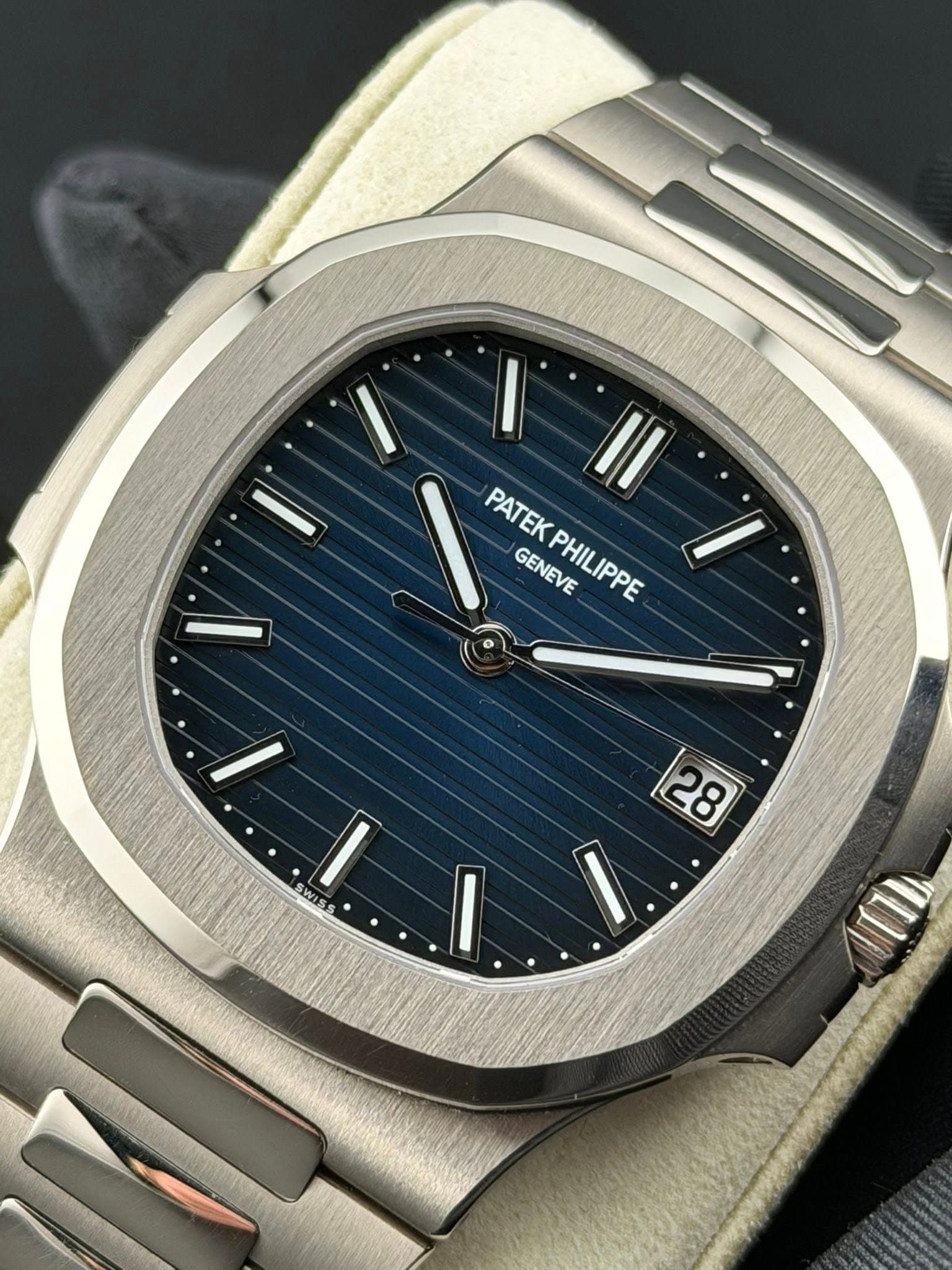 May be an image of wrist watch and text that says 'I II PATEKPHILIPPE GENEVE PHILIPPE PATEK SWISS WISS 28'