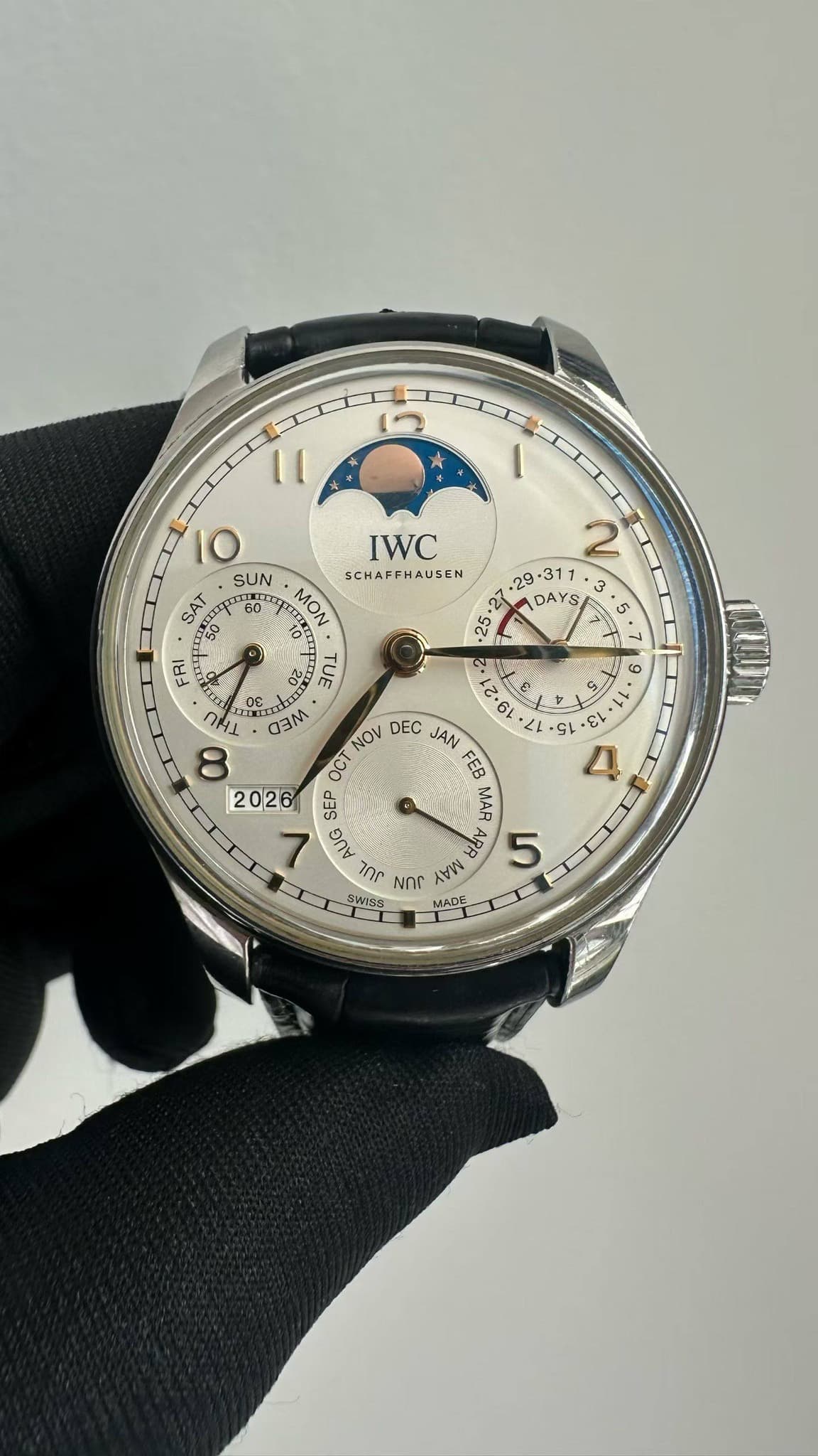 May be an image of wrist watch and text that says ' DAYS • S IWC SUN MON SCHAFFHAUSEN SAT 宝文文江 60 CICO FRI 20 TUE DE WEM ادر FH1 I NOV DEC JAN 8 00 FEE 2026 SEE MAR ๑กษ AA 5 ไทท…