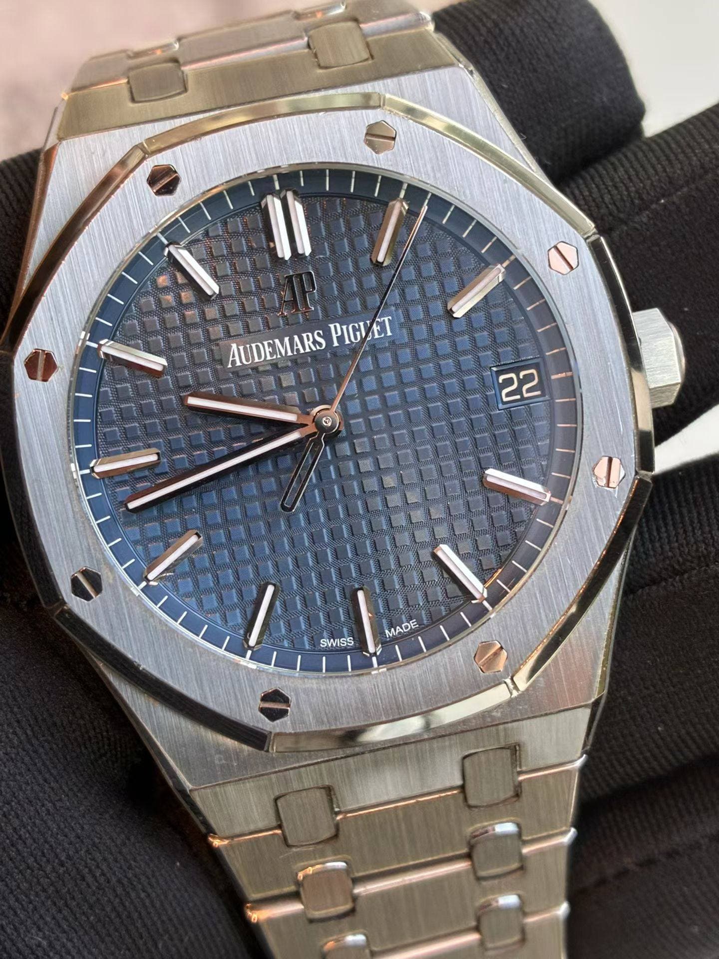 May be an image of wrist watch and text that says 'AUDEMARS PIGLET 22 SWISS MADE'