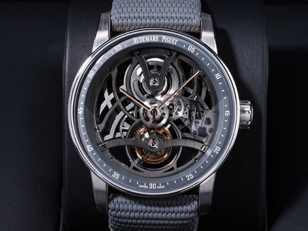 May be an image of wrist watch and text that says 'ට5 AUDEMARS PIGUET 05 10 JU 45 M tro SWISS 30 MADE 25'