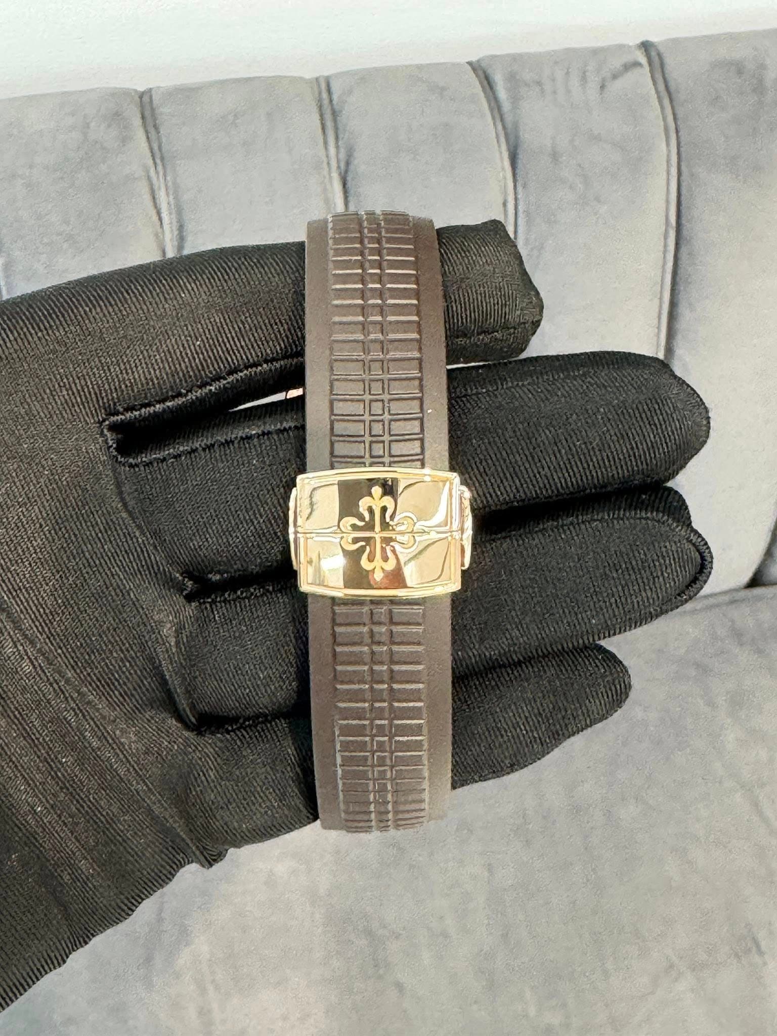 May be an image of digital watch, leather and text that says '来'