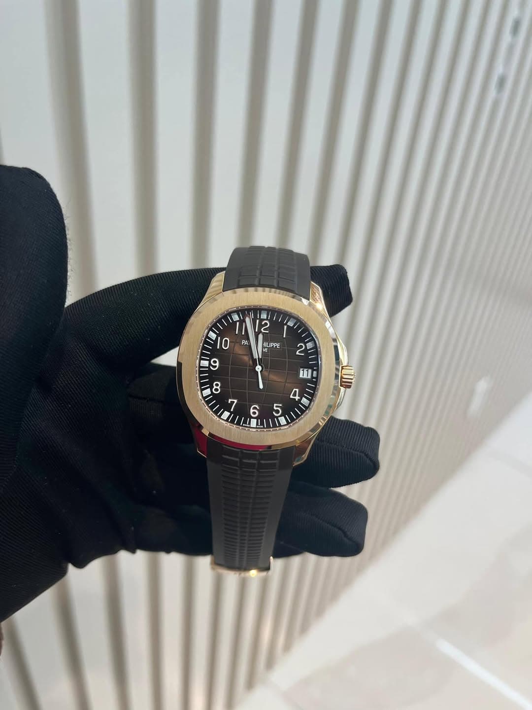 May be an image of wrist watch and text that says '.| 1 2 香 11 1 10 F LIPFE 9 2 11 س 8 7 4 WUIP 6 1 5 重'