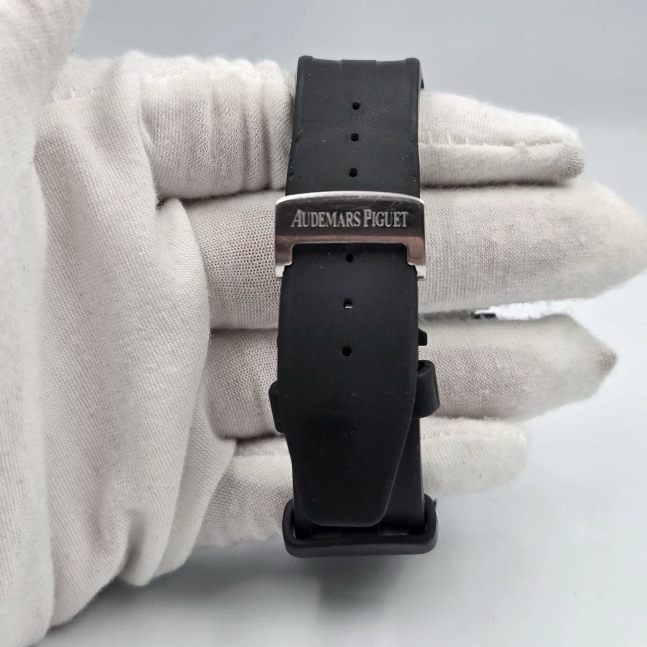 May be an image of leather, digital watch and text that says 'AUDEMARSPIGUET PIGUET UDEMARS'
