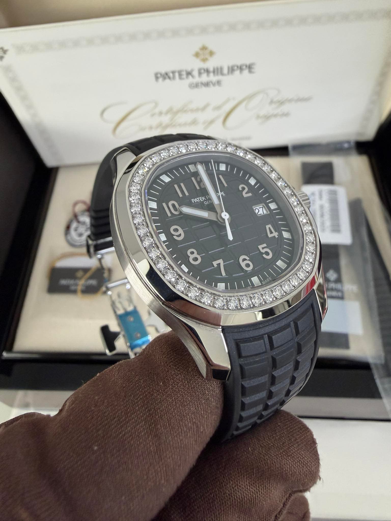 May be an image of wrist watch and text that says 'PATEK PATEKPHILIPPE PHILIPPE GENIVE ក 장A단KS ชรม 10 9 2 A ንን 4 5 7'
