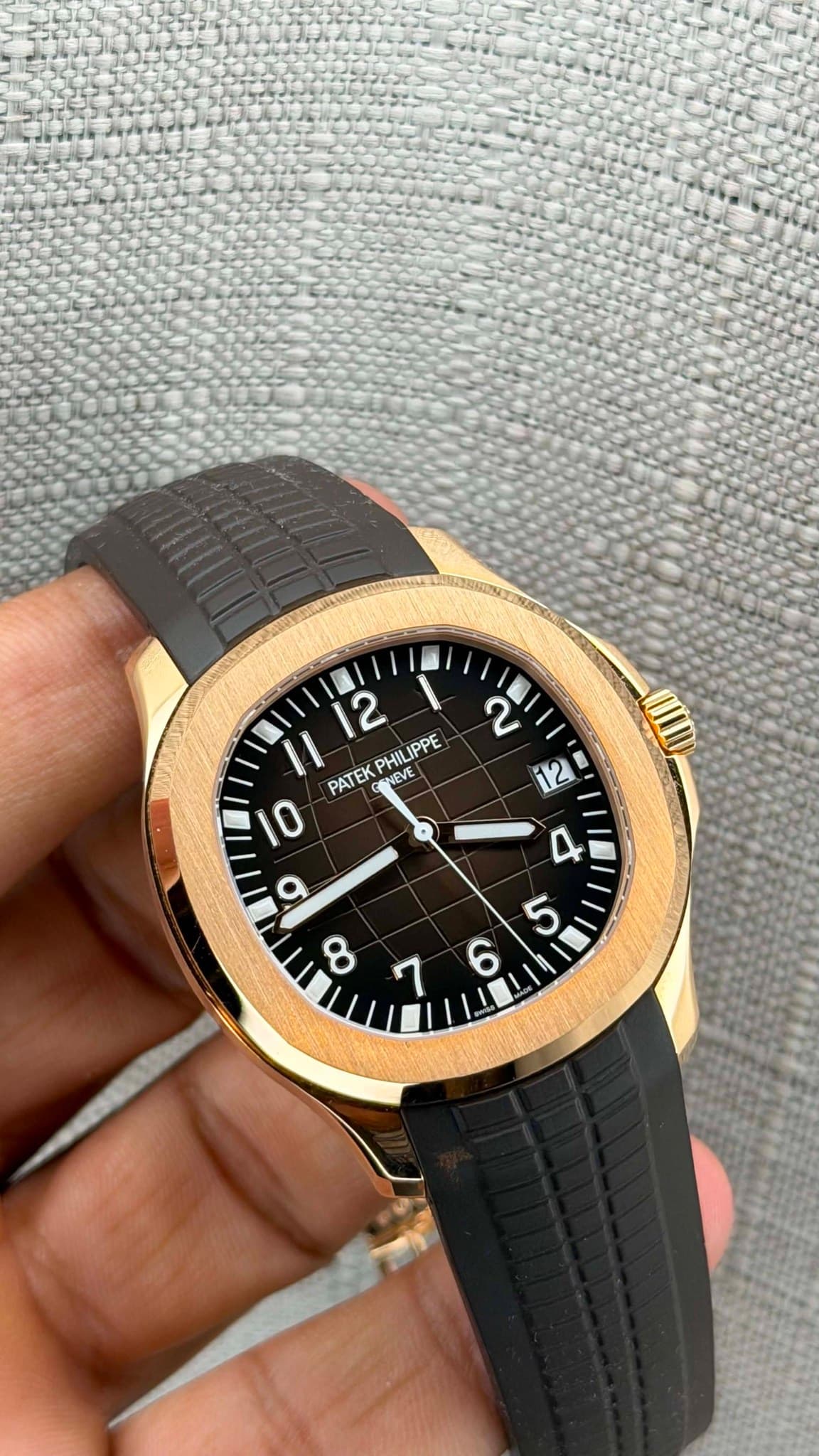 May be an image of wrist watch and text that says '12 PHILIPPE IPPE PATEK NEVE C 10 و 2 12 ح 5 م 6 8'