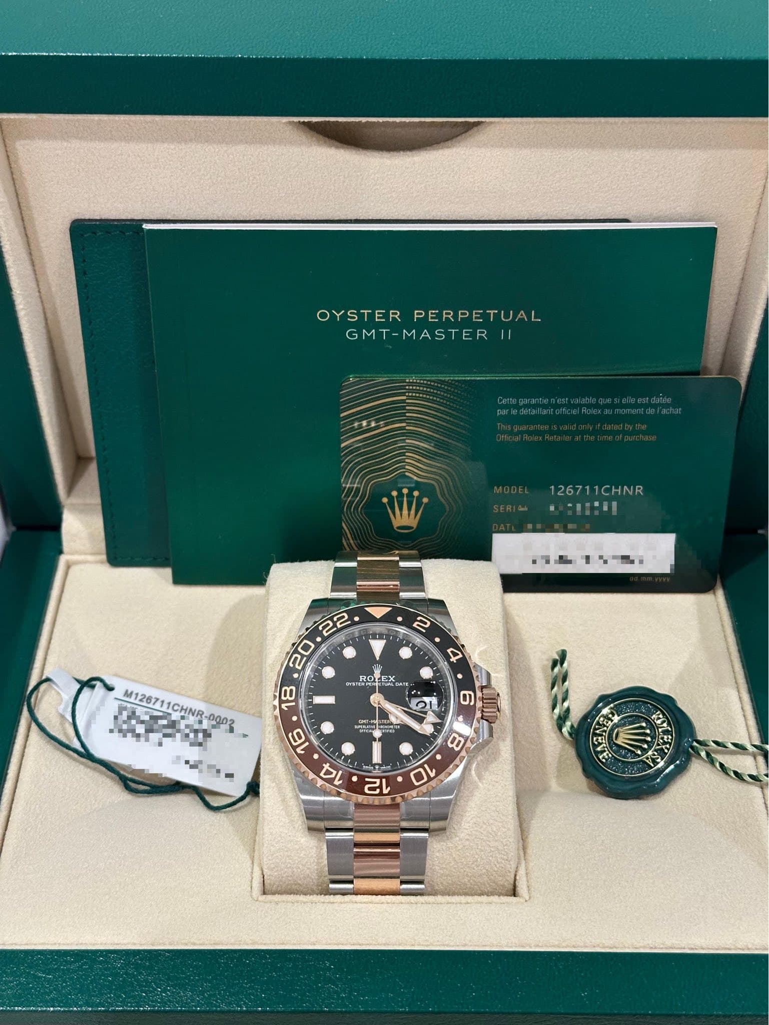 May be an image of wrist watch and text that says 'OYSTER OYSTERPERPETUAL PERPETUAL GMT-MASTER GMT 12671 26711CHNR 二一.品 ወዜችን።። 1 2 4 M126711CHN2-0903 M126711 M126711CHNR- 1CHNR…