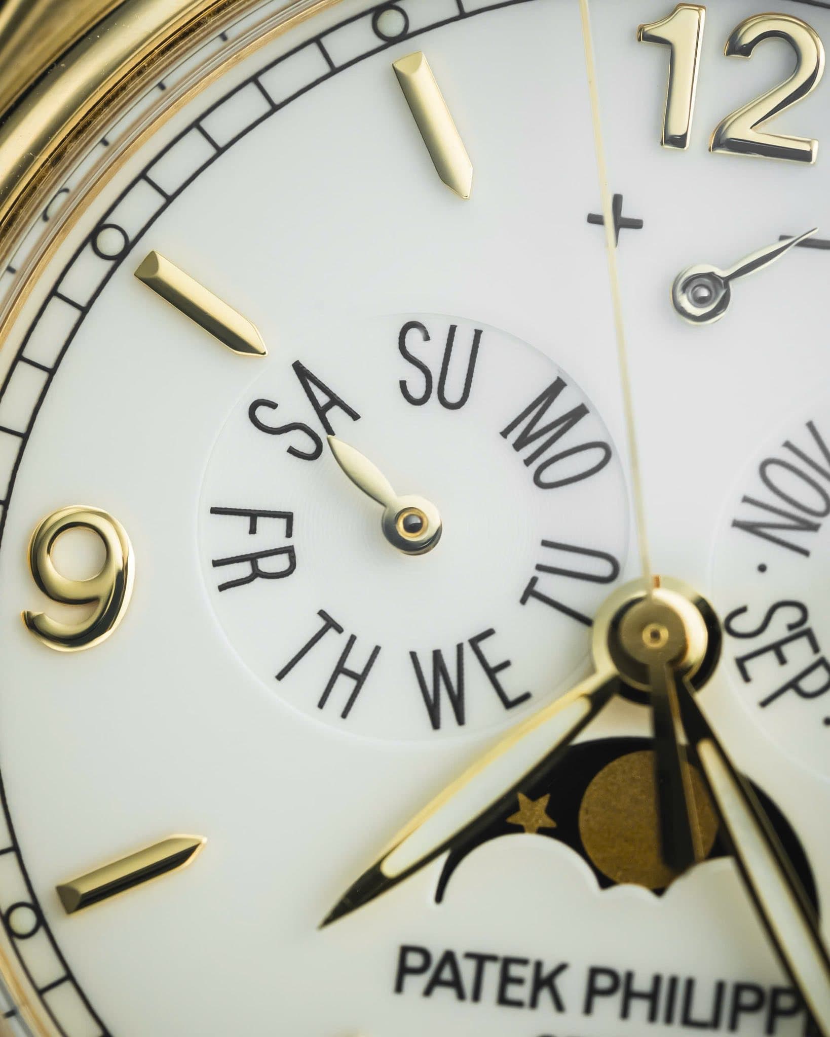 May be an image of wrist watch and text that says '12 SU MO 9 봄 لن SA ለም rH WE ב លន PATEK PHILIPP'