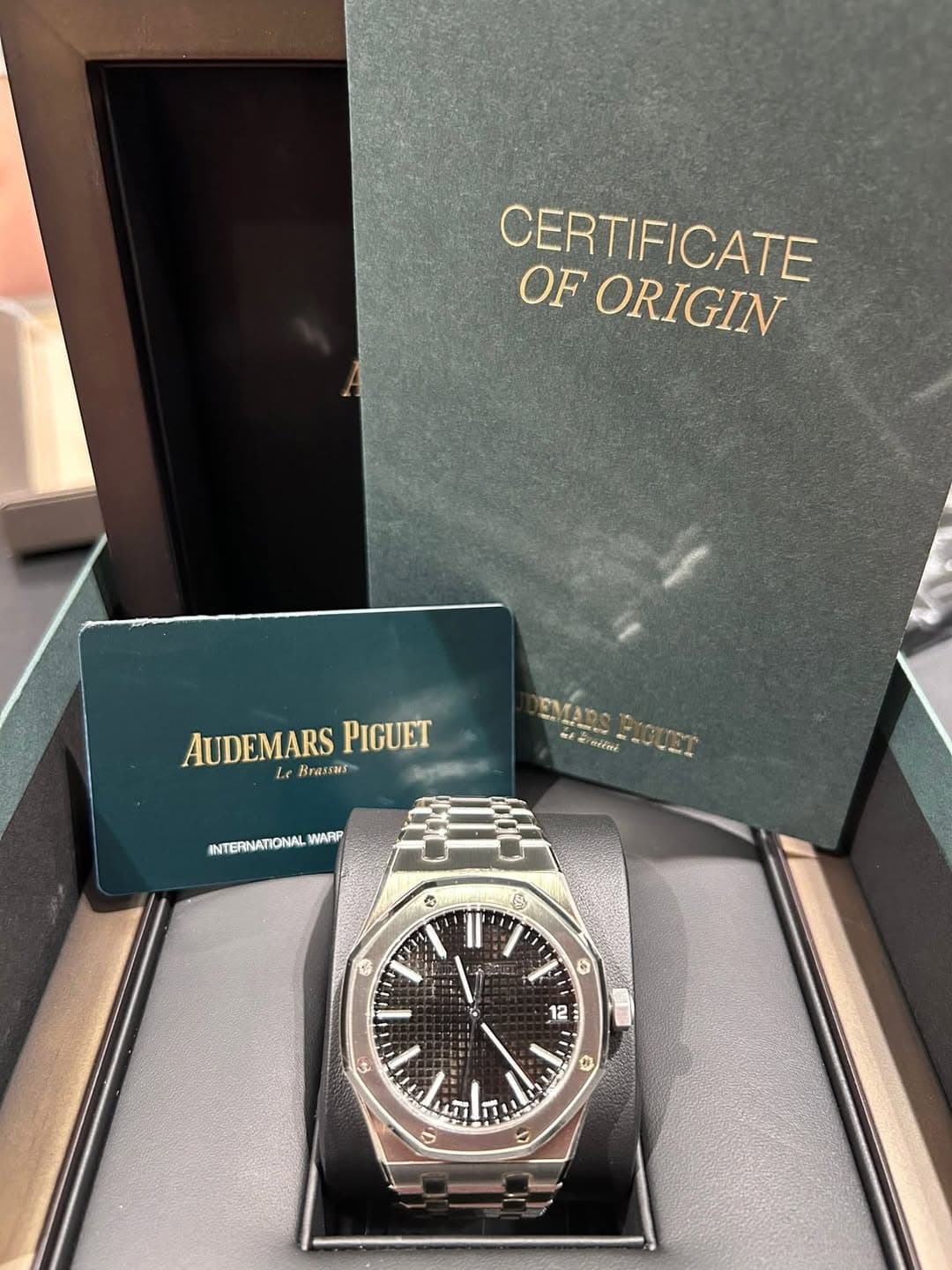 May be an image of wrist watch and text that says 'CERTIFICATE OF ORIGIN AUDEMARSPIGUET Le Brasrar AUDEMARS PIGUET siêne INTERINATIONAL INTERNATIONALWWARP WARP 2 S รั่อ ትት 吉止 : 12…
