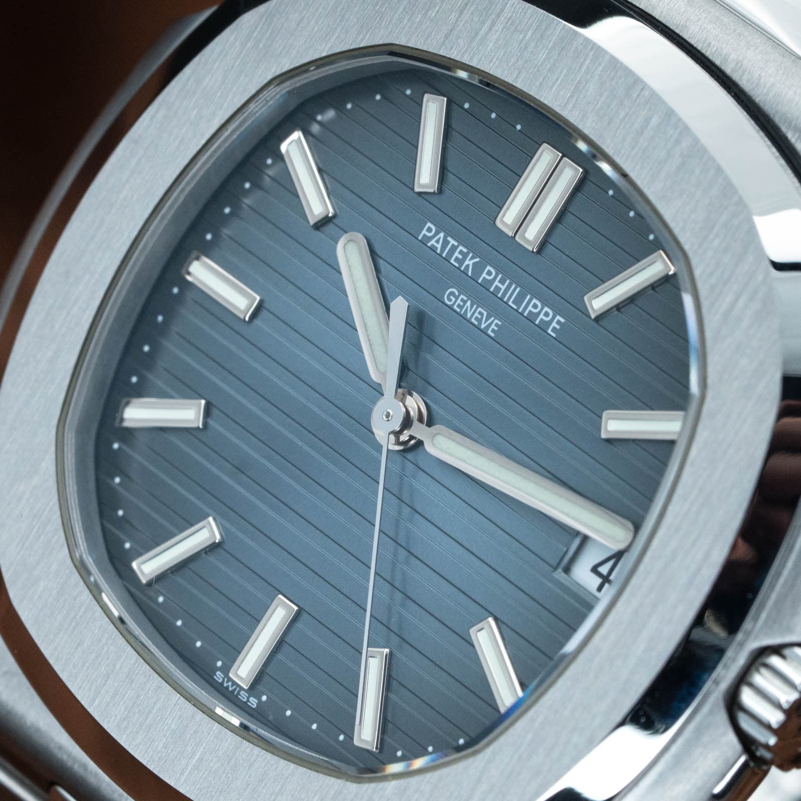 May be an image of wrist watch and text that says 'I PATEKPHILIPPE PATEK GENEVE PHILIPPE SWISS S SW WI 5'