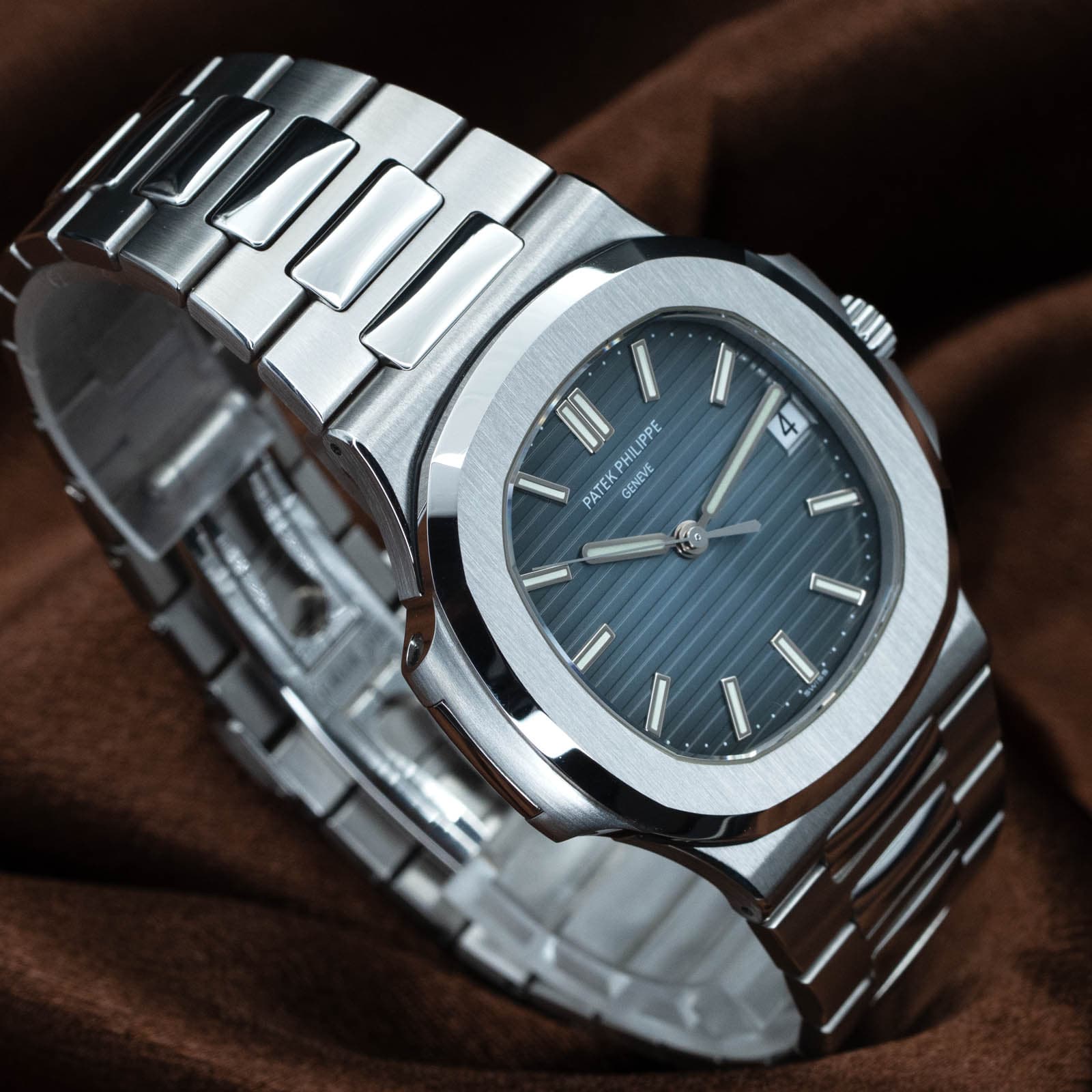 May be an image of wrist watch and text that says '二入力 MODD II LIPPE PHIL NOVE GENEVE PATE 4 J ١ -'