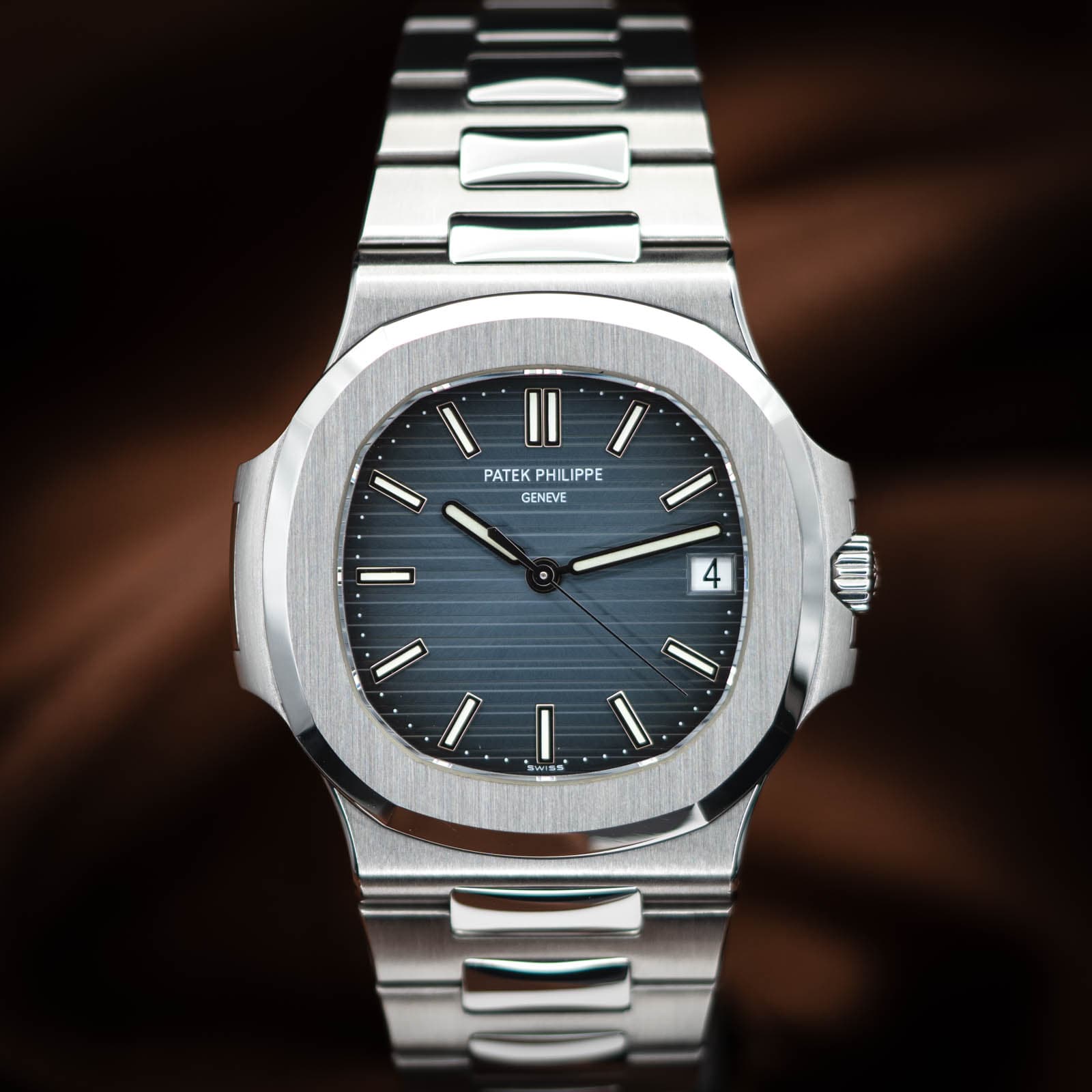 May be an image of wrist watch and text that says '- - 1 I PATEK PATEKPHILIPPE PHILIPPE GENEVE 4 I I I'
