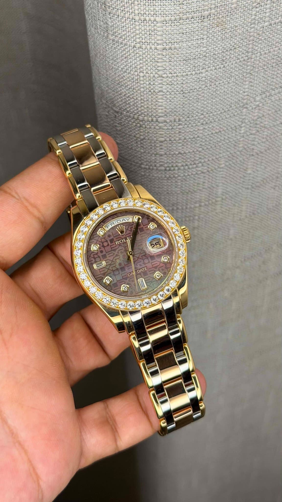 May be an image of wrist watch and text that says '10 FRIDAY WI ድ 海 SA วน ROL لة 金 草 DP DATE 色 0 神城'
