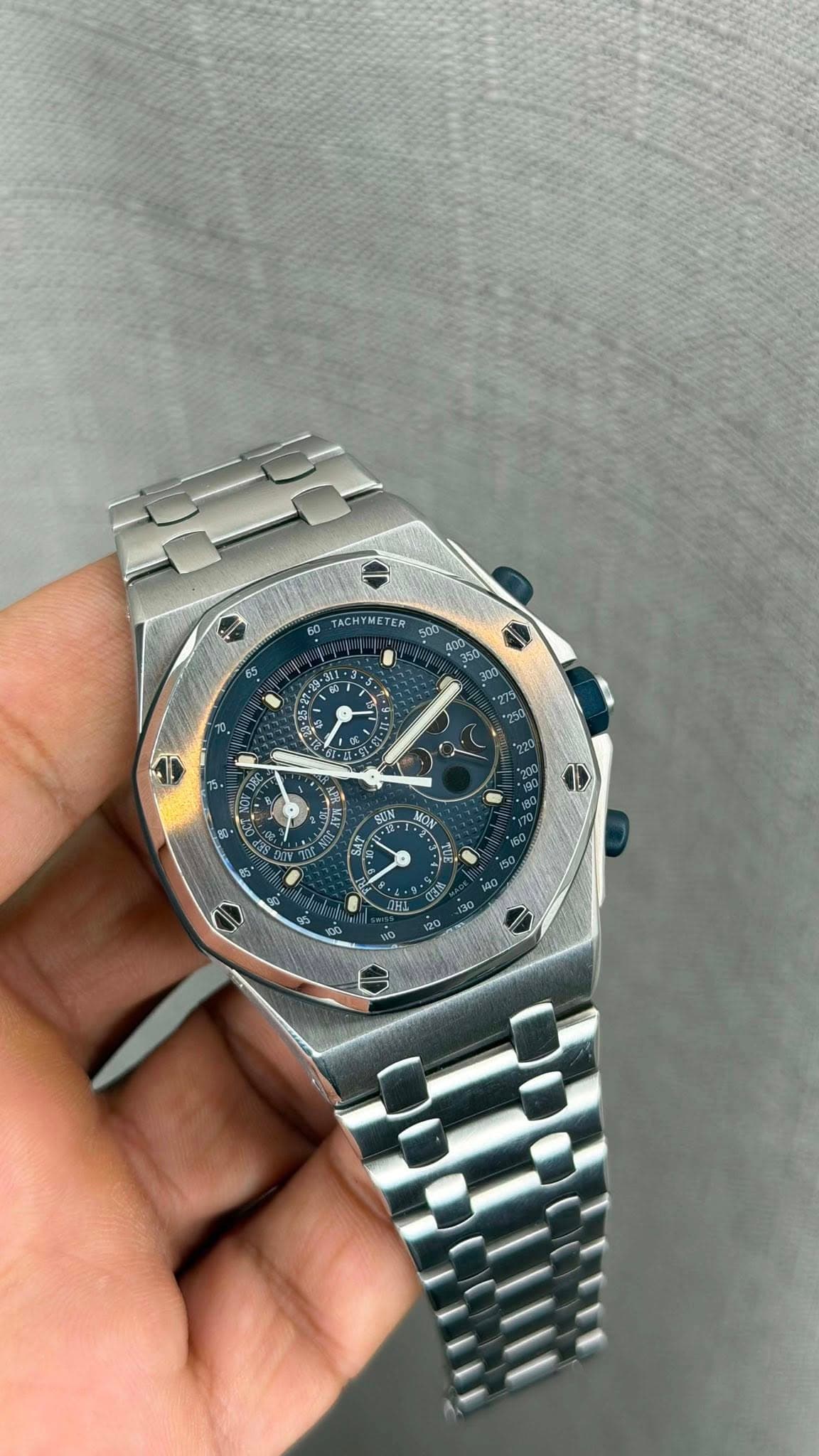 May be an image of wrist watch and text that says '60 TACHYMETER 500 JOR 300 3 *750 80. M CLN חו MON い 10'