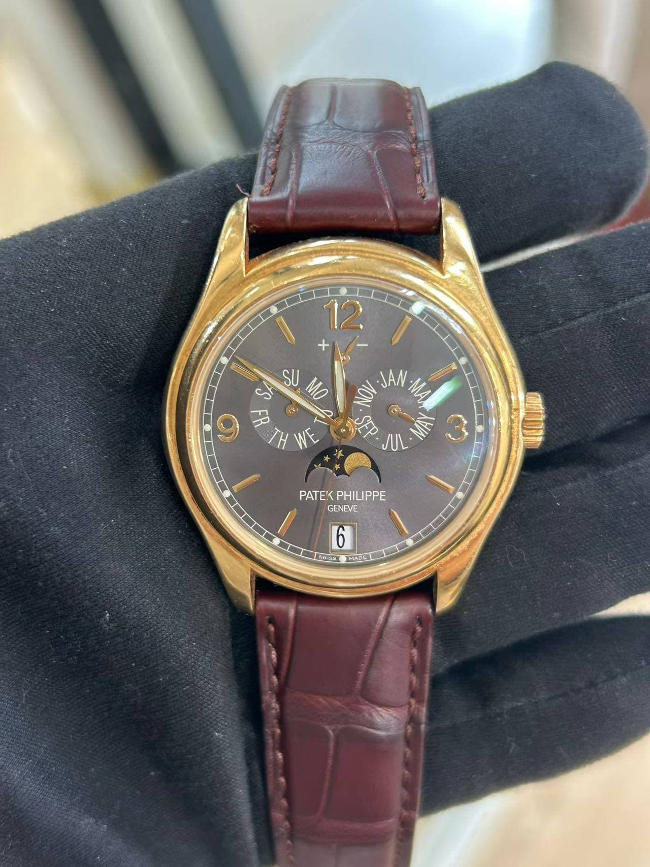 May be an image of wrist watch and text that says 'I 12 I IL SU MO JAN MA, o OV က JUL PATEK PHILIPPE PATEKPHILIPPE PHILI GENEVE: 6 L Eesa ン'