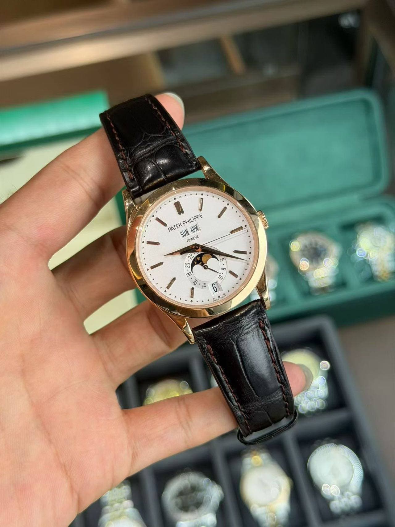 May be an image of wrist watch and text that says 'PATEKPHIUIPPE PATEKP SUN មក GRNEVE HUPPE APΗ 1000 O L ទ CO ቄ አ 7 6 文利'