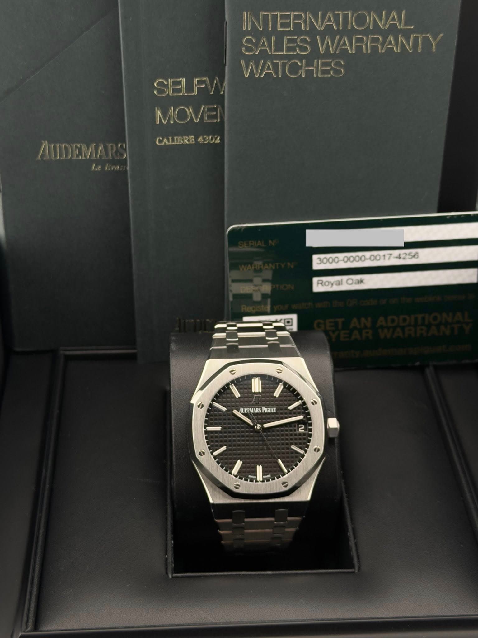 May be an image of wrist watch and text that says 'INTERNATIONAL SALES WARRANTY SELFW WATCHES MOVEI AUDEM C CALIBRE4302 Royal RoyalOak Oak S in ALETMARS PIRLET 二 ល c 4'