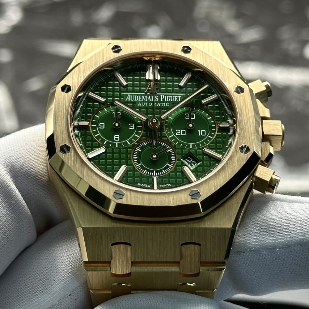 May be an image of wrist watch and text that says 'AUDEMAI PIGUET AUTO ATIO IC 2 0 9 ® 3 급그 ® 20 6 I I 10 SI 3 SWISS MADE'