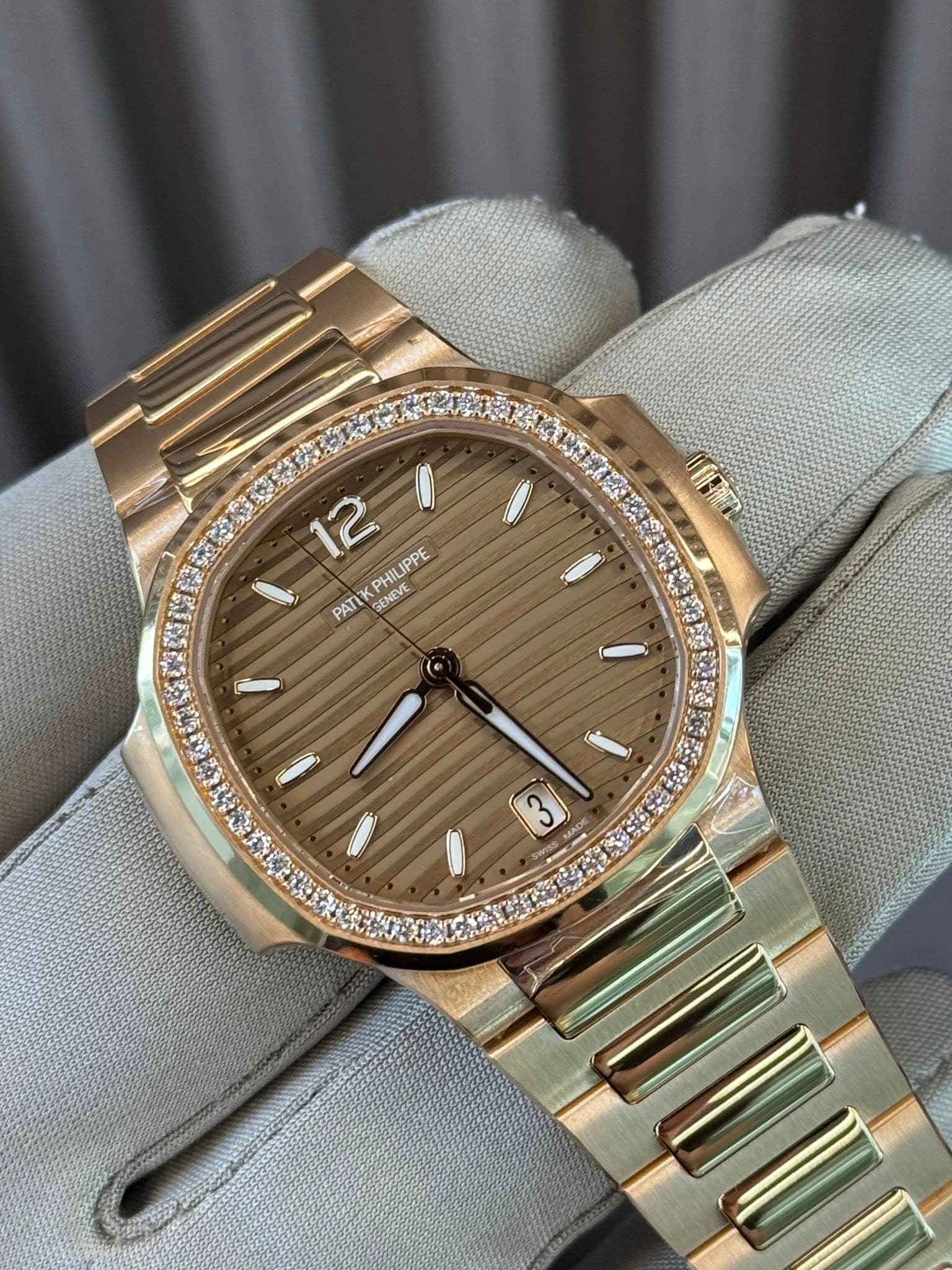 May be an image of wrist watch and text that says '12 IPPE PHIL PATE GENEVE SE UIPER 3 ኢሞ'