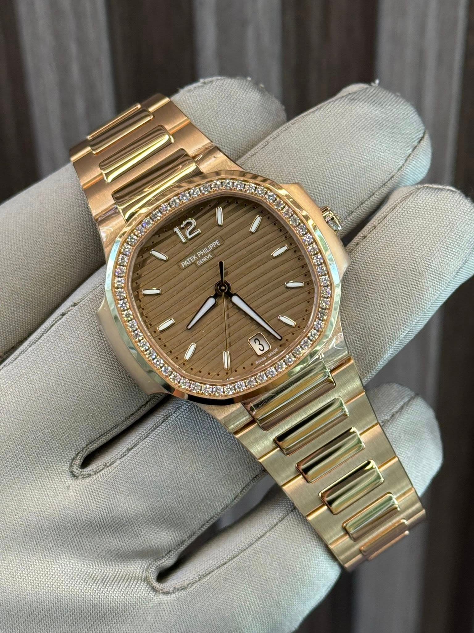 May be an image of wrist watch and text that says '12 PHILIPPE PATEK GENDA 5'