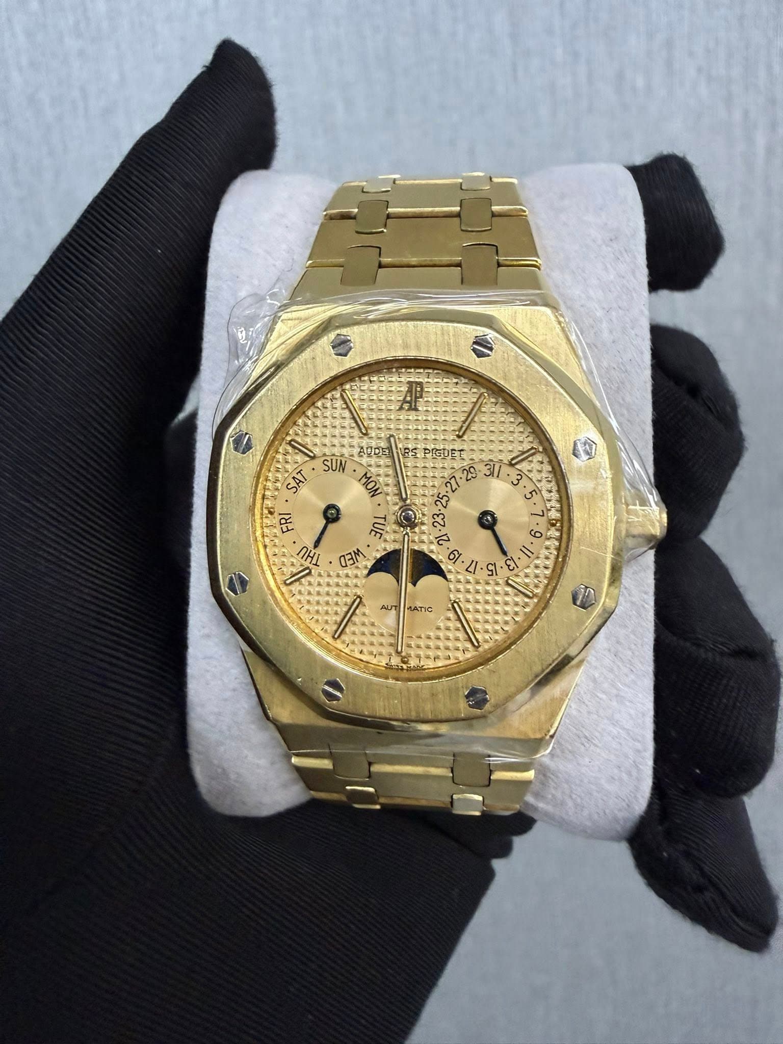 May be an image of wrist watch and text that says 'AP SAT SUN 농꼬인국 25 PIGDET MỖI FRI Te กมย WEM 311-3 31/ 27 في 23 و ፍ.ብፍ. ግ. 4. 4.ল 31 αι΄ AUT LATIC'