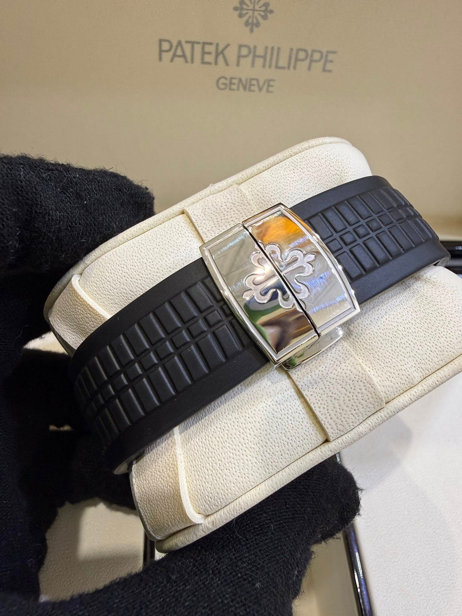May be an image of wrist watch and text that says 'PATEK PHILIPPE GENEVE'