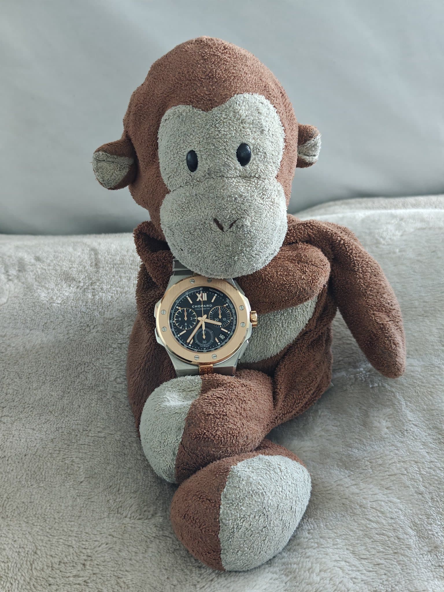 May be an image of wrist watch and text that says 'E Χ 2 2 D و ® 2'