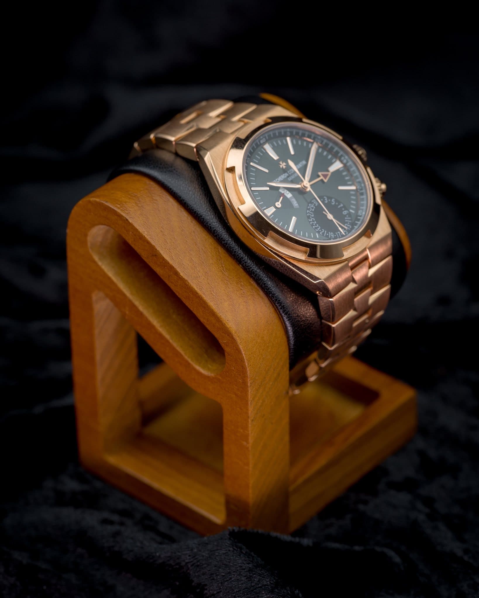 May be an image of wrist watch and text that says 'G D 4 C 5-2 -tg'