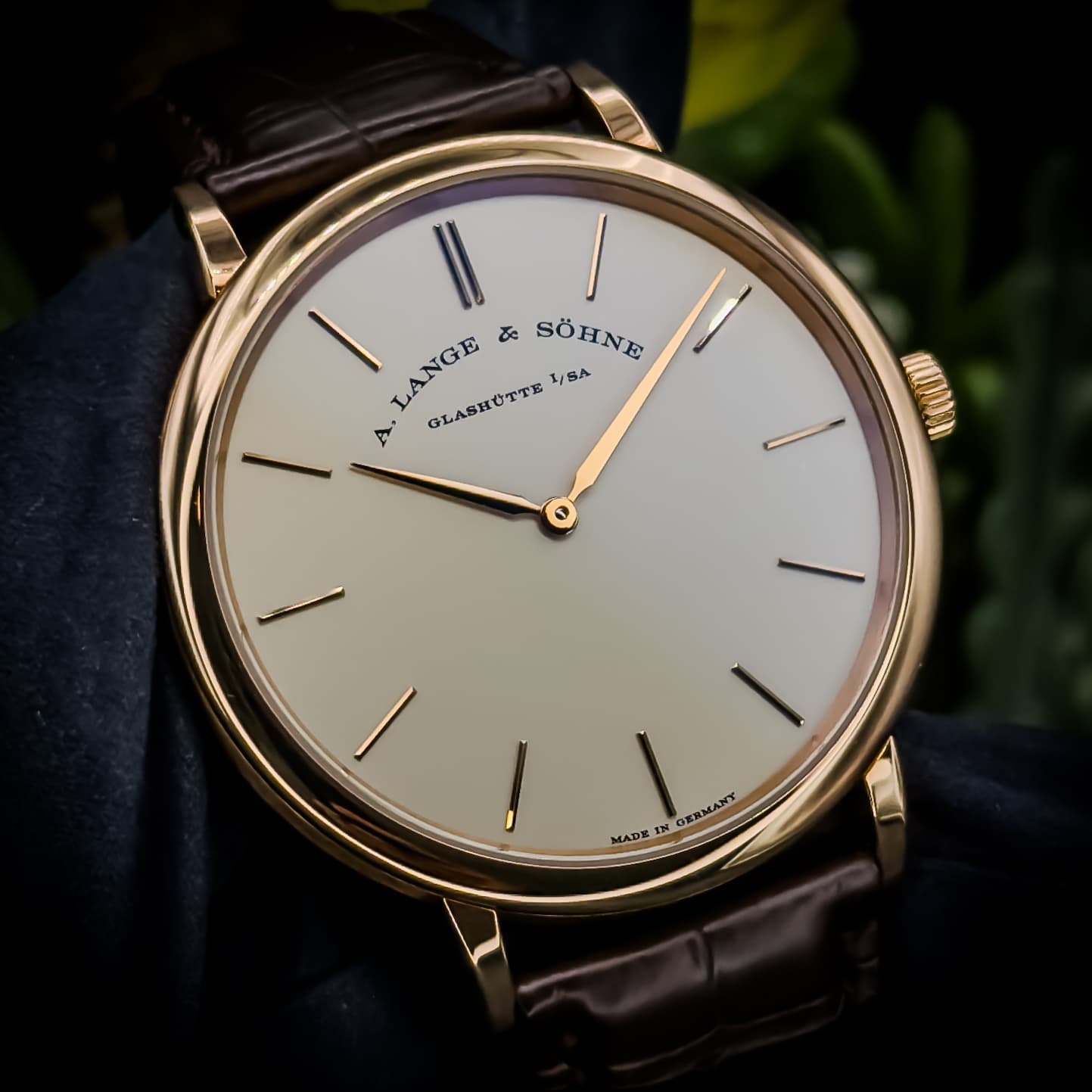 May be an image of wrist watch and text that says 'LANGE み SÖHNE sÖ SA A . GLASHUTTE nю MADR EN DERMANY e 0'