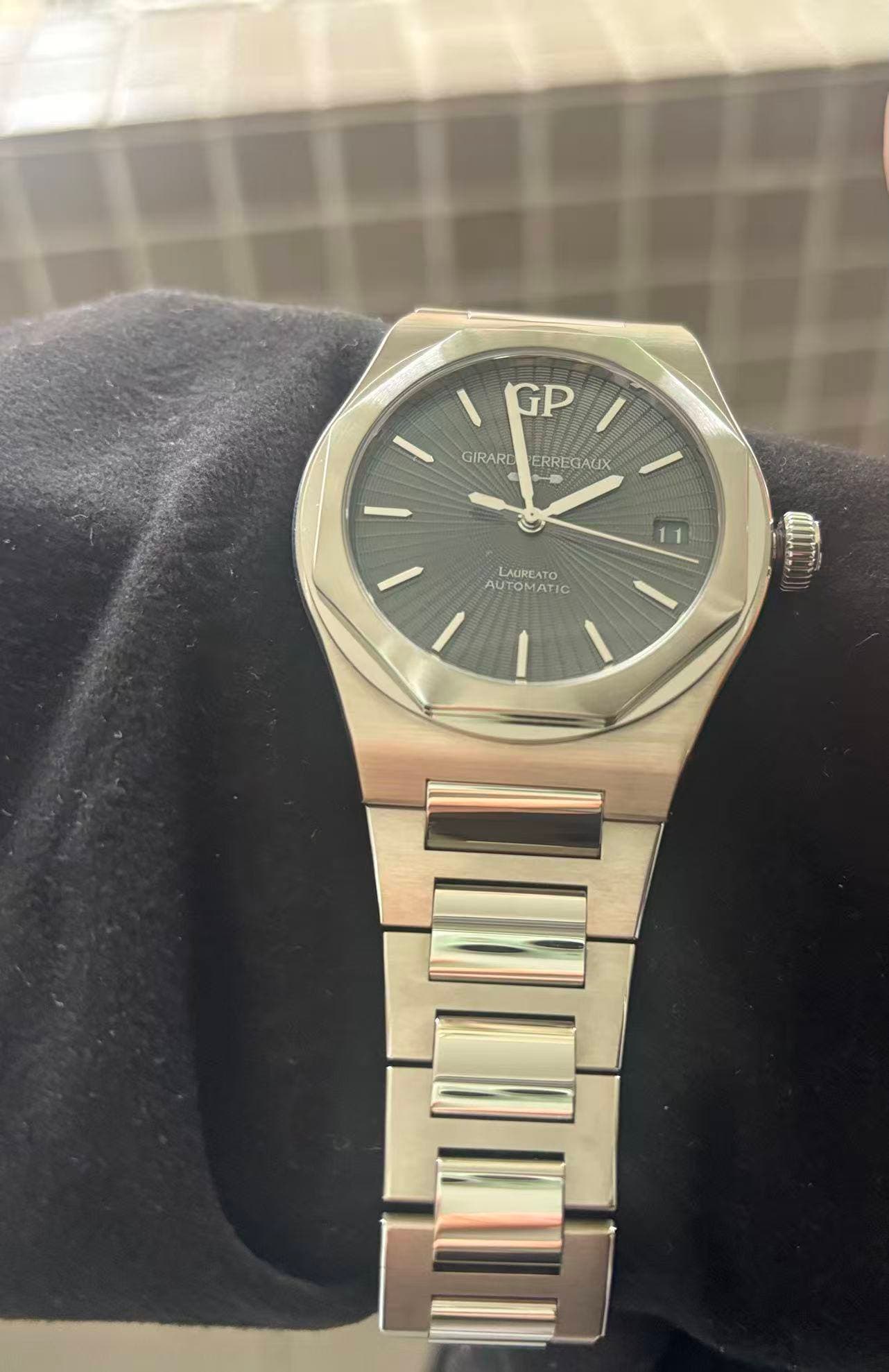 May be an image of wrist watch and text that says '١ GP GIRARD ERREGAGX GIRARCERREGALX Ό0 11 LAUREATO AUT AUTOMATIC FIC'
