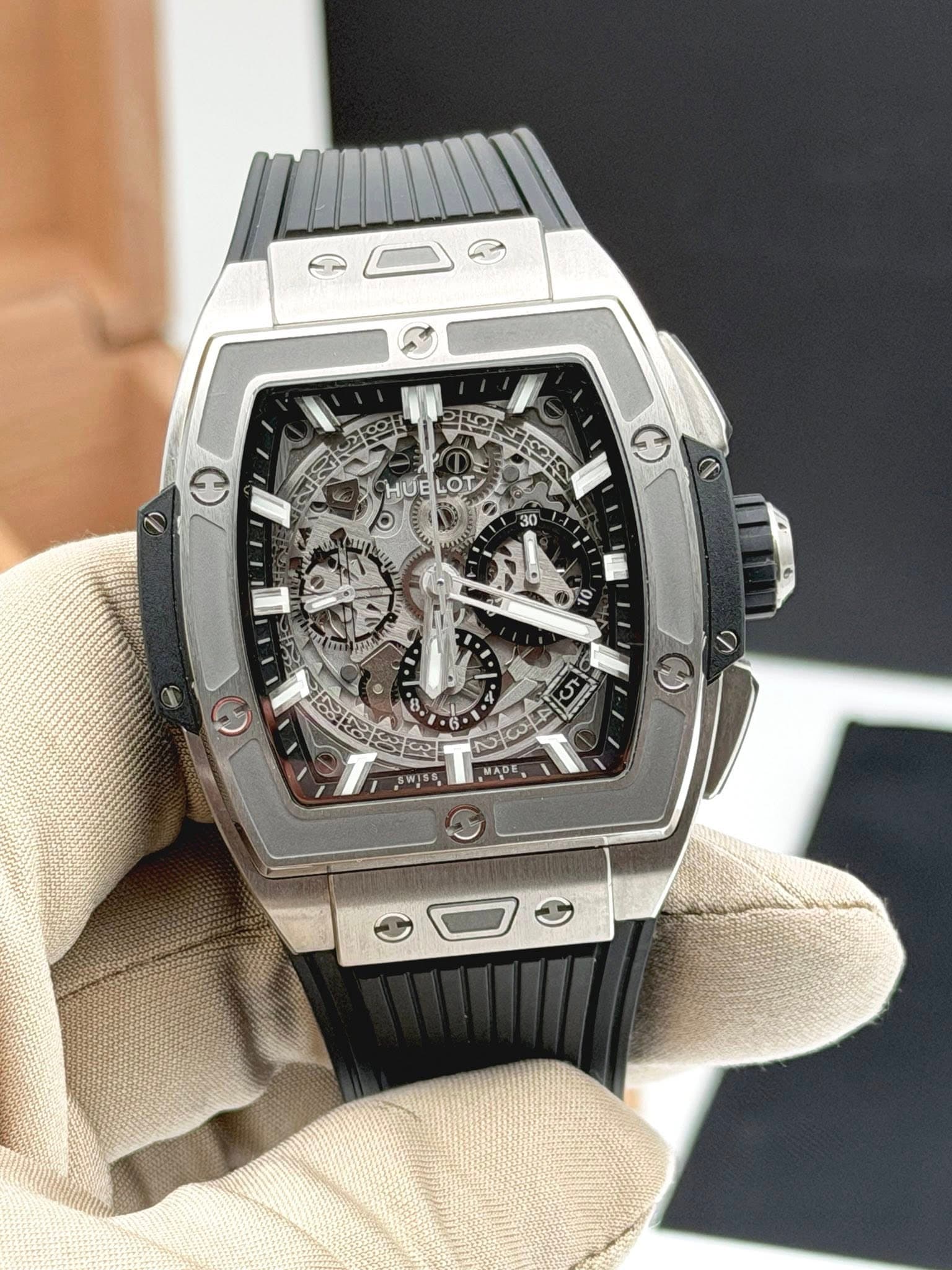May be an image of wrist watch and text that says 'S 32 HUELOT LOT HUE 30 9 - ٣ 5 5 0828 マ አየትጋጵ جب আतম و'