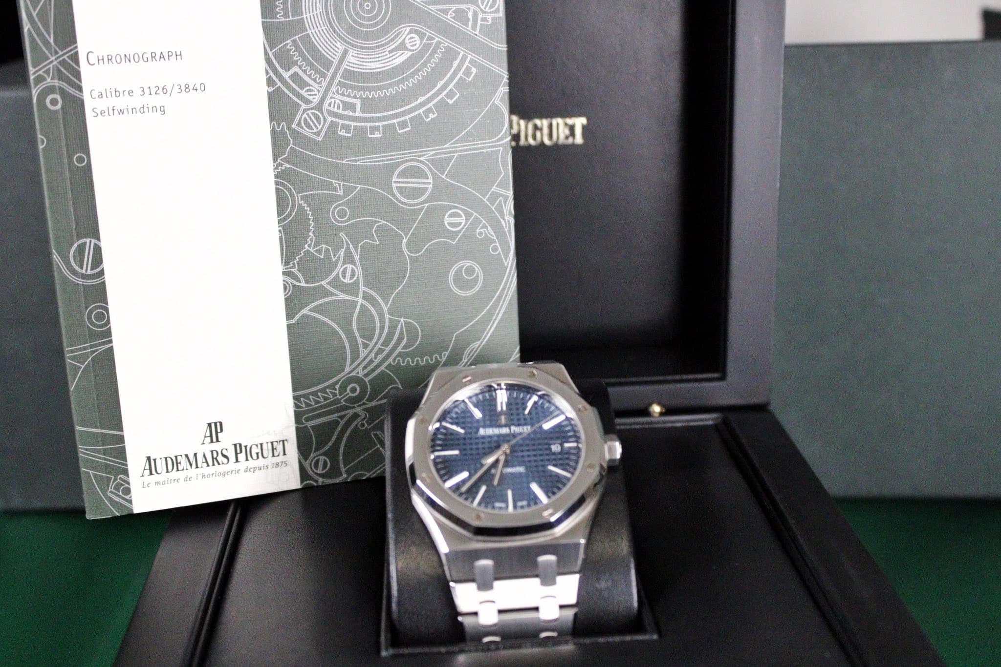 May be an image of wrist watch, timer and text that says 'CHRONOGRAPH Calibre Calibre3126/ /3840 Selfwinding v KAUN mwww IGUET nrrg MLO WMY AP AUDEMARS AUDEMARSPIGUET…