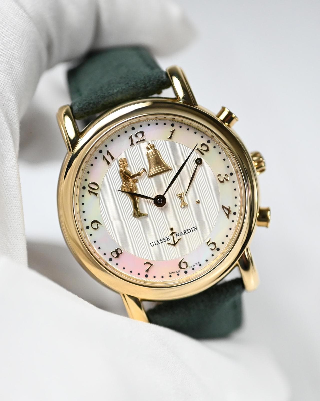 May be an image of wrist watch and text that says ' D NARDIN ULYSSE 5. 8 7 sw.'