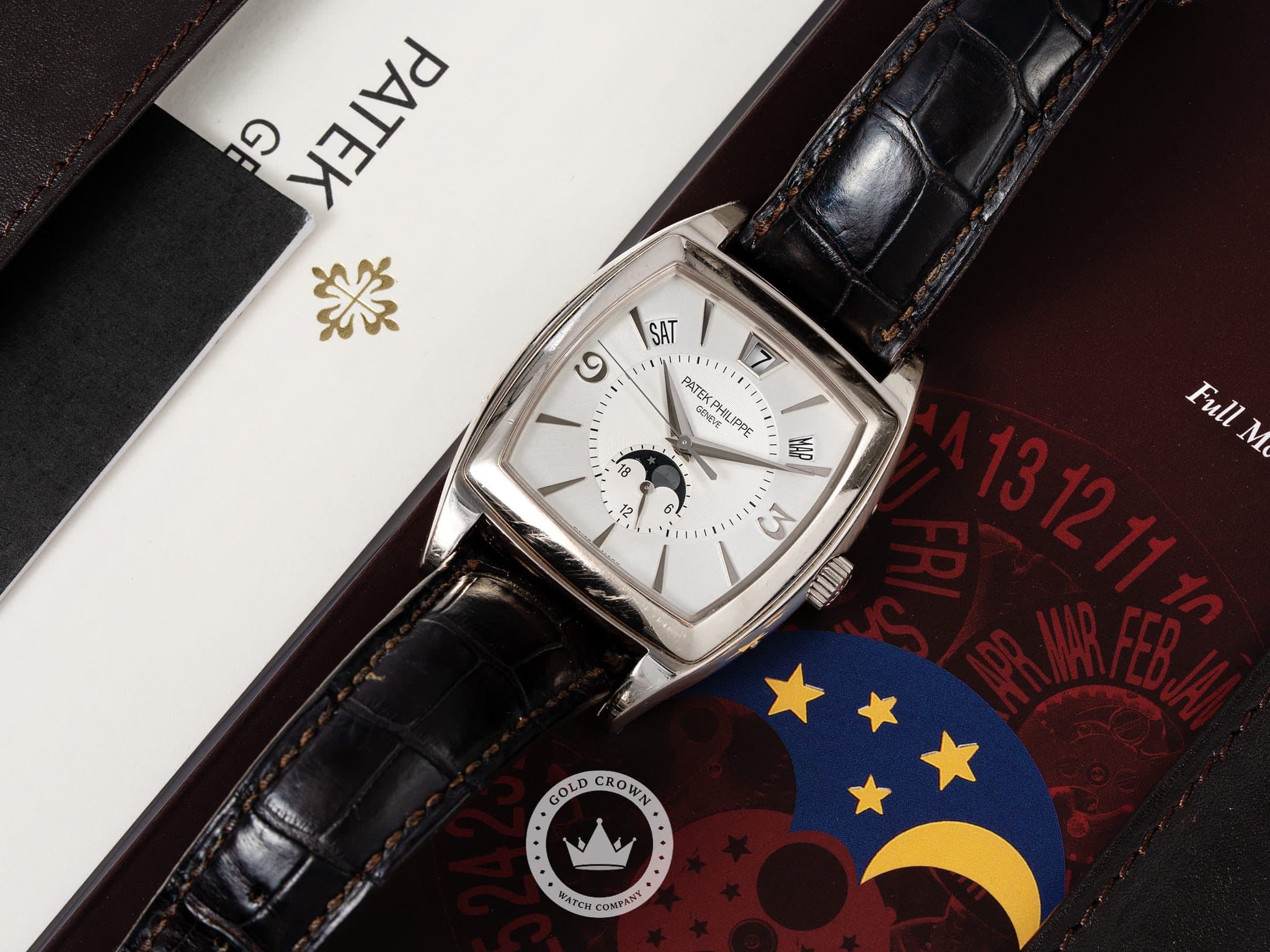 May be an image of wrist watch and text that says '3 4ΕEΝτα PATAK ※ و SAT ١ ما PATEK PATEKPHLIPPE GENEME n EPHbl LIPPE 18 ИP 12 6L ' iLs Full M HUn II 電量) GOLD CROWIN CROWN ®…