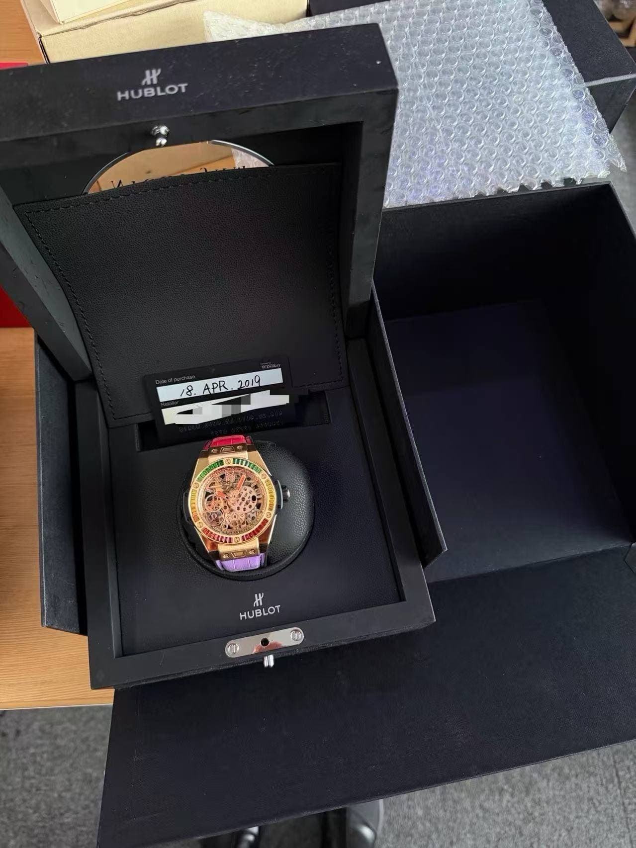 May be an image of digital watch and text that says 'H HUBLOT 18.APR. .APR. APR.2019 APR 2019 LITTY STA 제제수호 ব 片 HUBLOT 群'